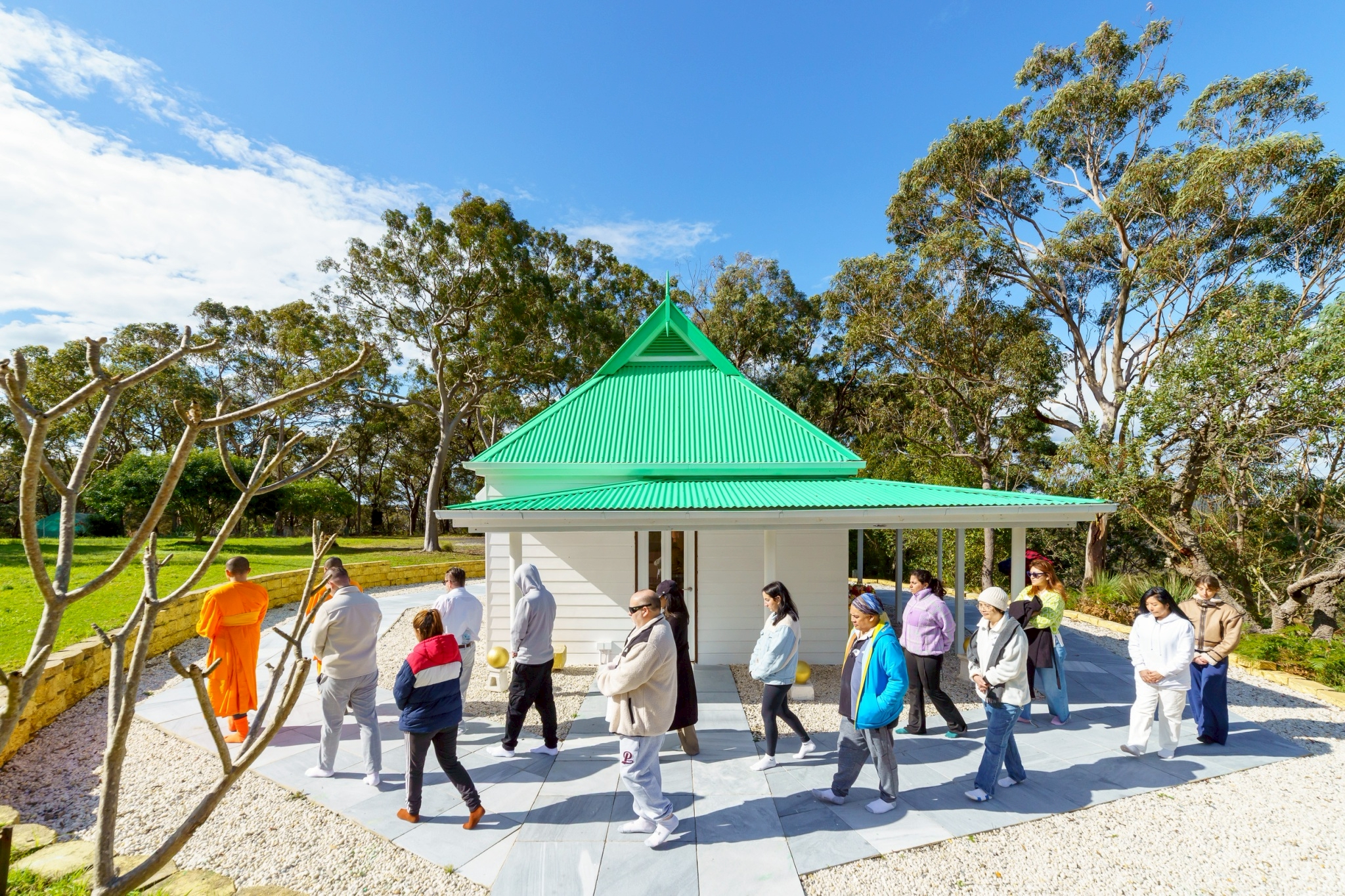 พระอาจารย์ได้นำชาวท้องถิ่นเดินจงกรมทำสมาธิบริเวณภายในวัด 45 นาที
