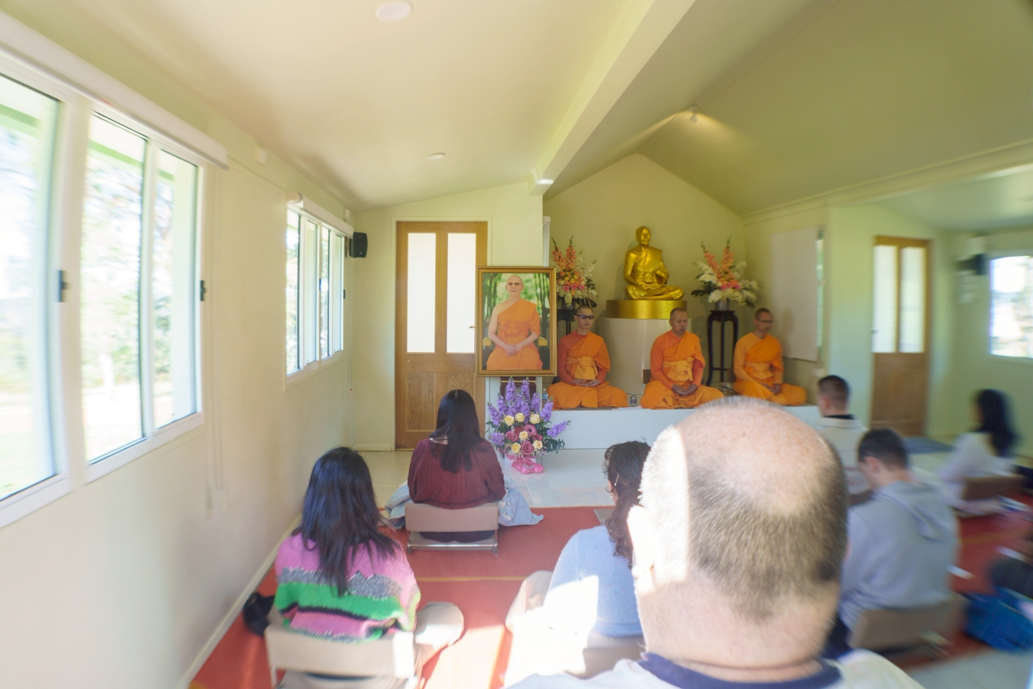 ปฏิบัติธรรมร่วมกันภาคเช้า โดยมีพระสมุห์อาธร ธมฺมจนฺโท เจ้าอาวาสวัดพระธรรมกายนครซิดนีย์ ได้แนะนำวิธีการฝึกสมาธิ และศูนย์กลางกาย