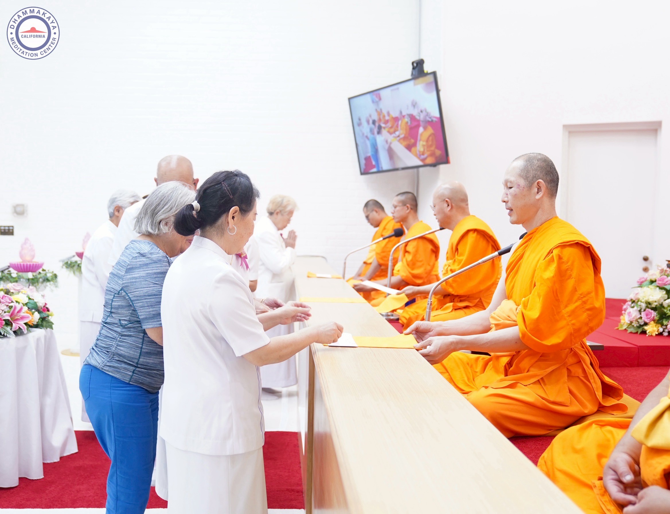 คณะเจ้าภาพ ได้น้อมถวายปัจจัยบำรุงวัดแด่คณะสงฆ์ด้วยความพร้อมเพรียง