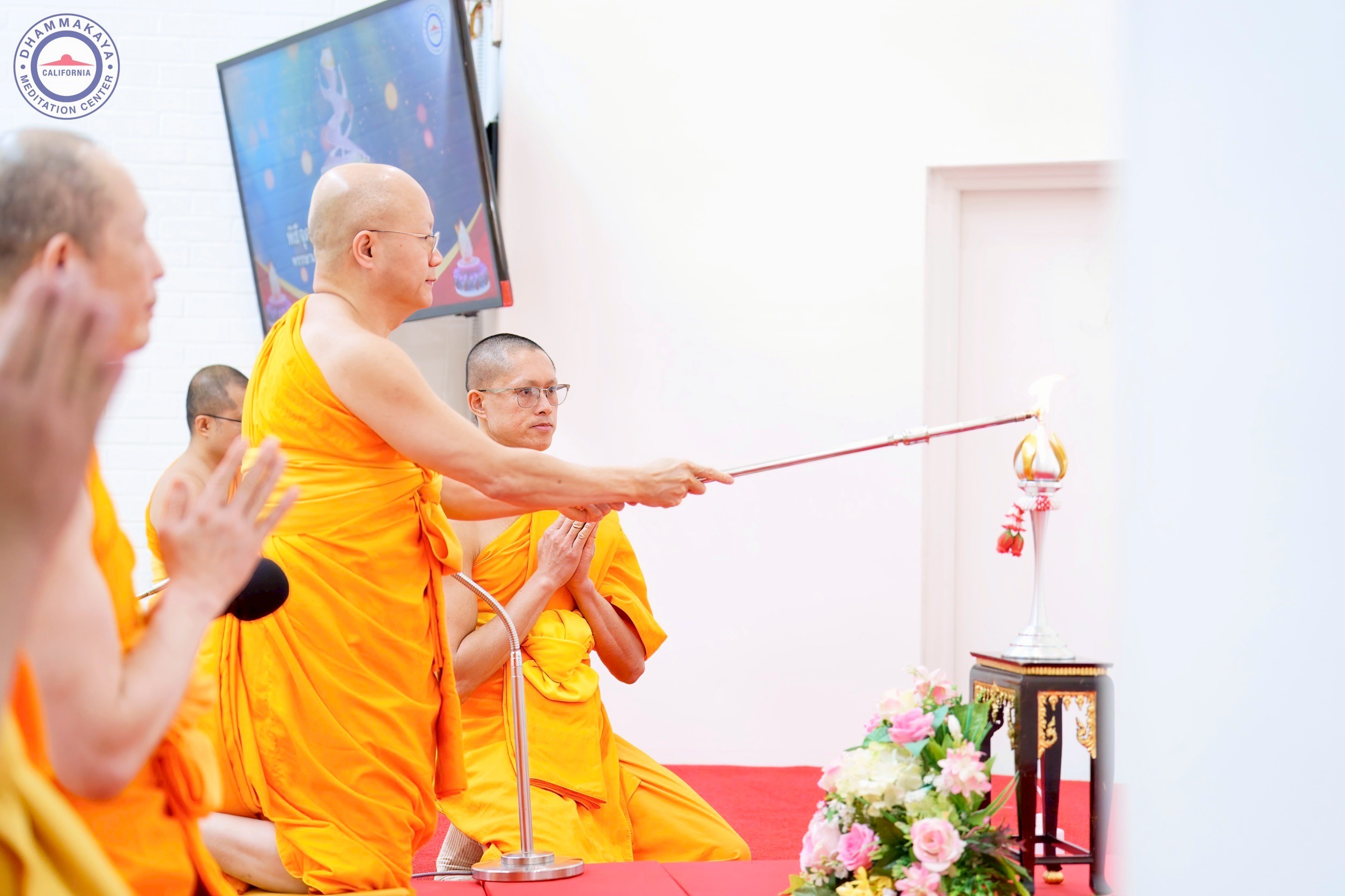 วัดพระธรรมกายแคลิฟอร์เนีย จัดพิธีจุดเทียนใจไฟนิรันดร์อนันตชัย