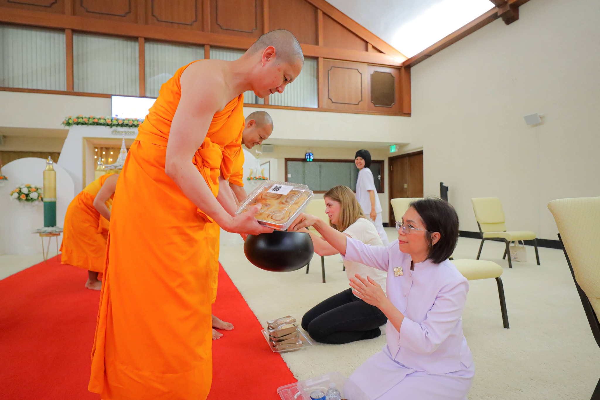 สาธุชนทุกท่านจะได้ร่วมกันตักบาตรข้าวสารอาหารแห้ง