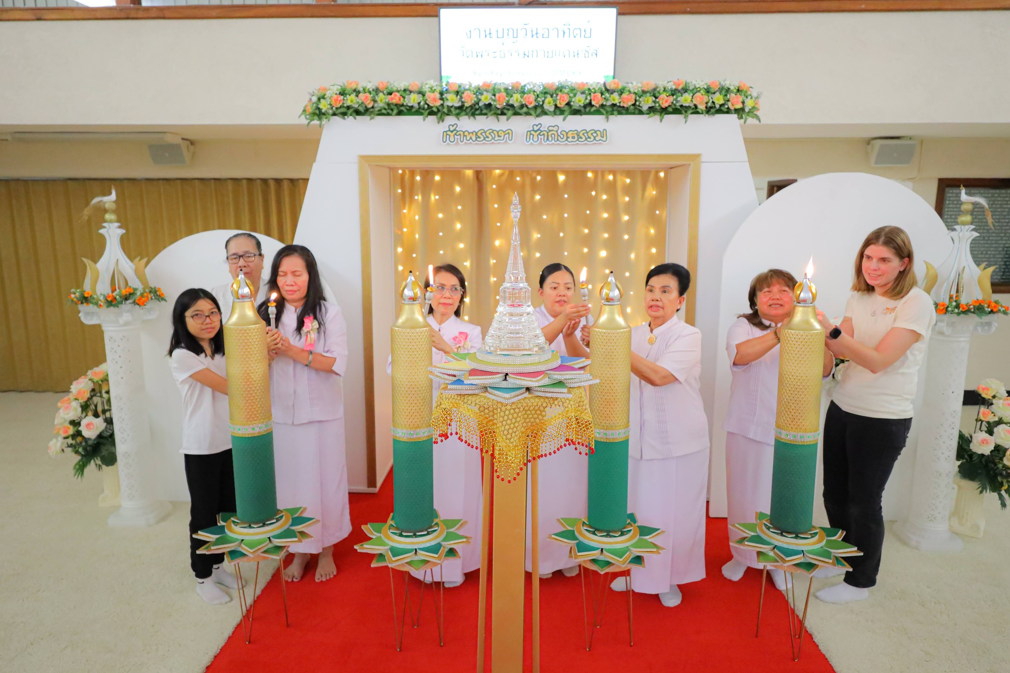 ทุกท่านได้พร้อมใจกันร่วมพิธีจุดเทียนใจไฟนิรันดร์