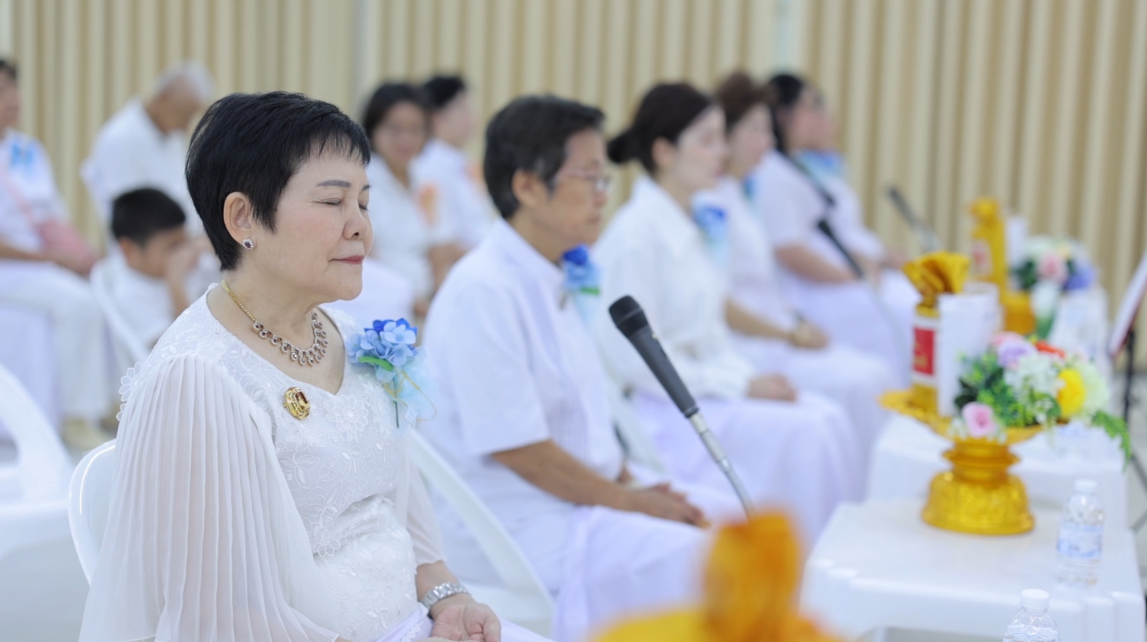 ผู้มีบุญทุกท่านต่างพร้อมใจกันนั่งสมาธิกลั่นใจ เพิ่มพูนความบริสุทธิ์ผ่องใส