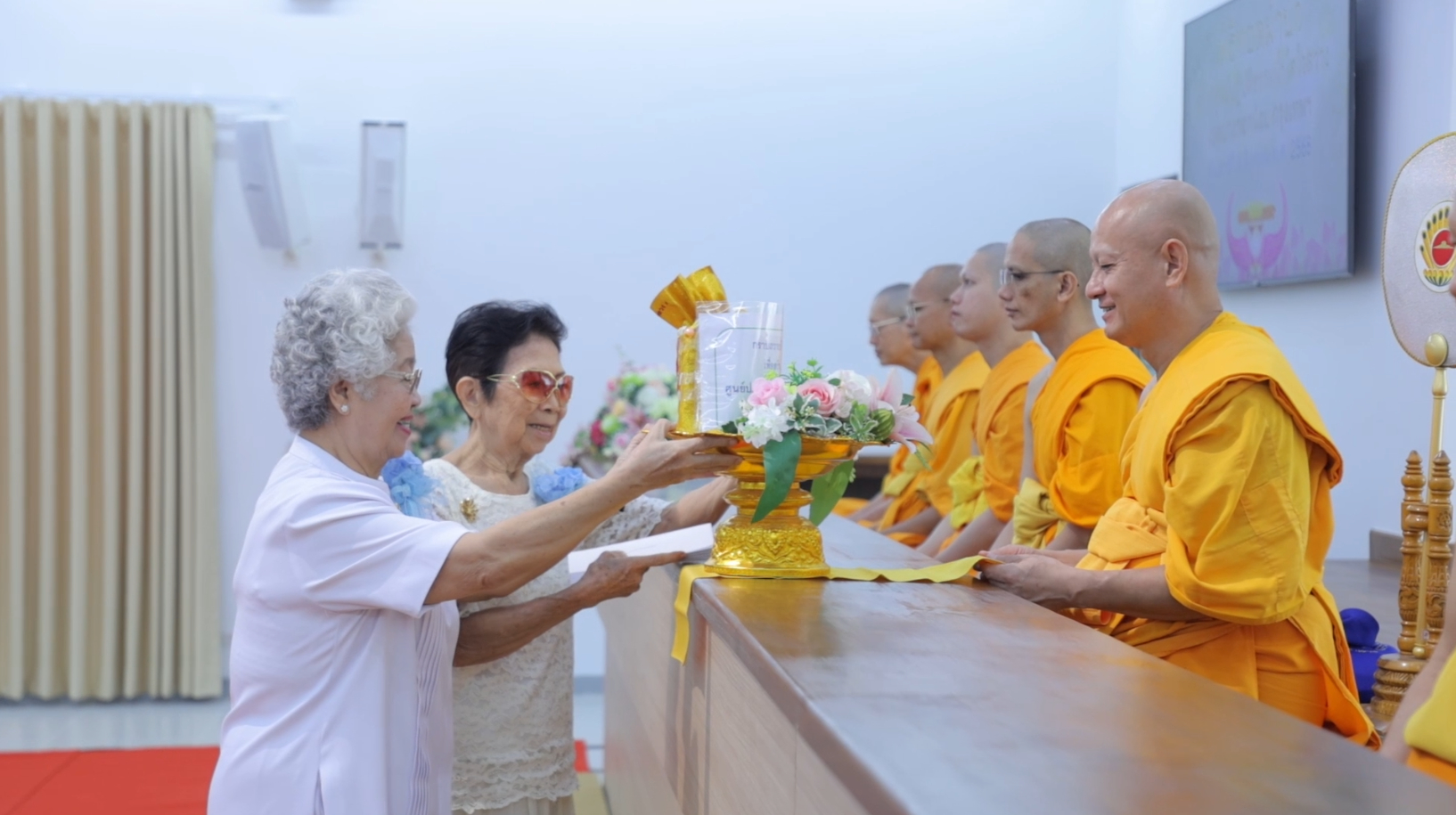 คณะเจ้าภาพได้ร่วมกันถวายปัจจัยไทยธรรมแด่ท่านประธานสงฆ์