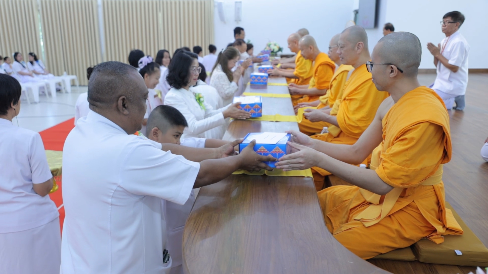 พิธีทอดผ้าป่าติดตั้งเครื่องเสียงและเครื่องปรับอากาศ อาคารศูนย์ปฏิบัติธรรมน้ำใสใจสว่าง กทม.