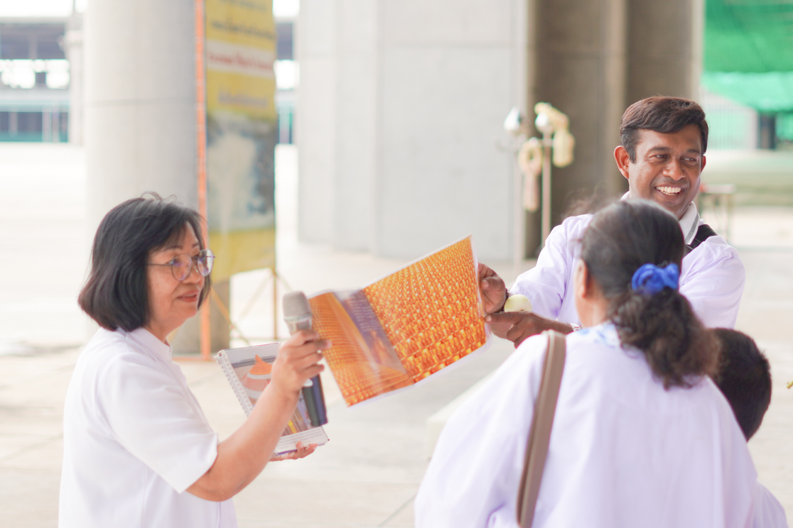 คณะชาวศรีลังกา เดินทางมาเยี่ยมชมวัดพระธรรมกาย