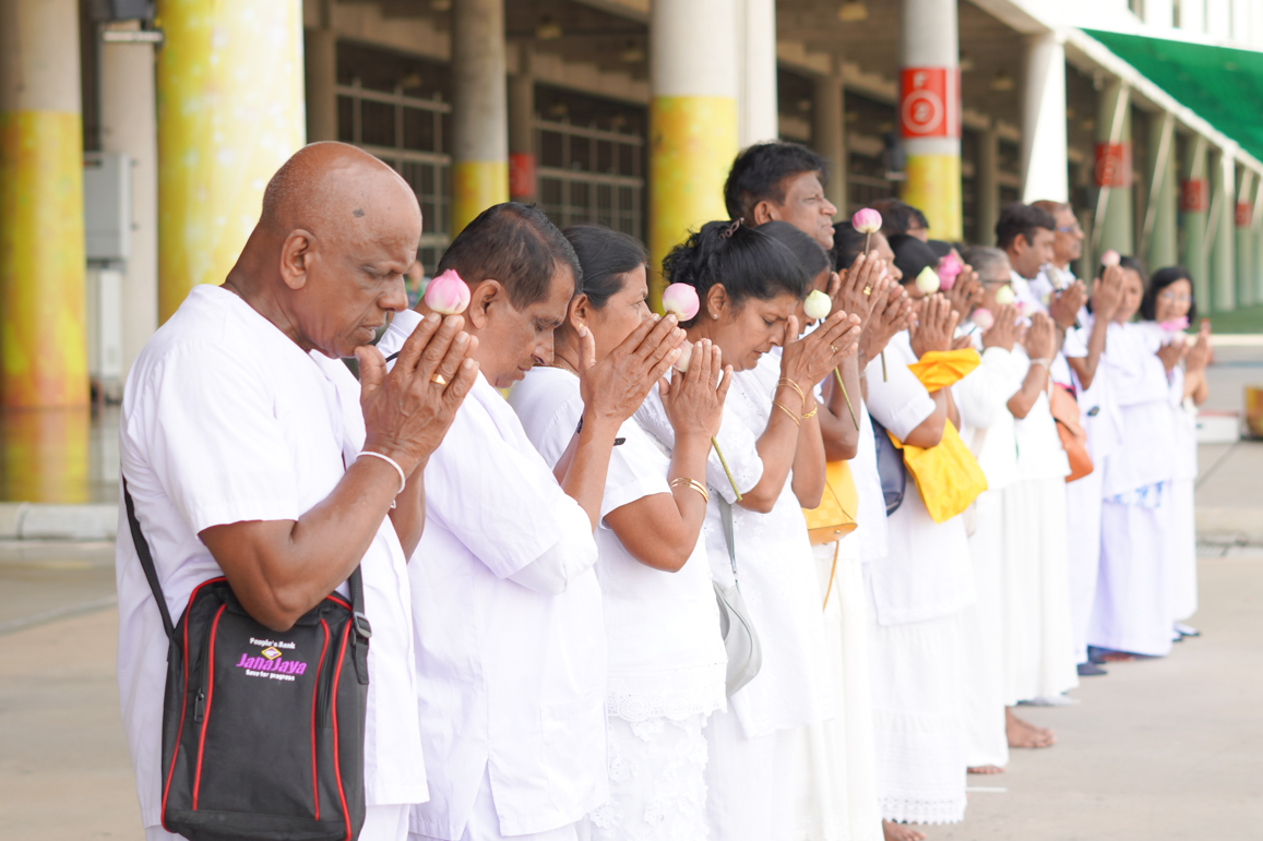 คณะชาวศรีลังกา เดินทางมาเยี่ยมชมวัดพระธรรมกาย