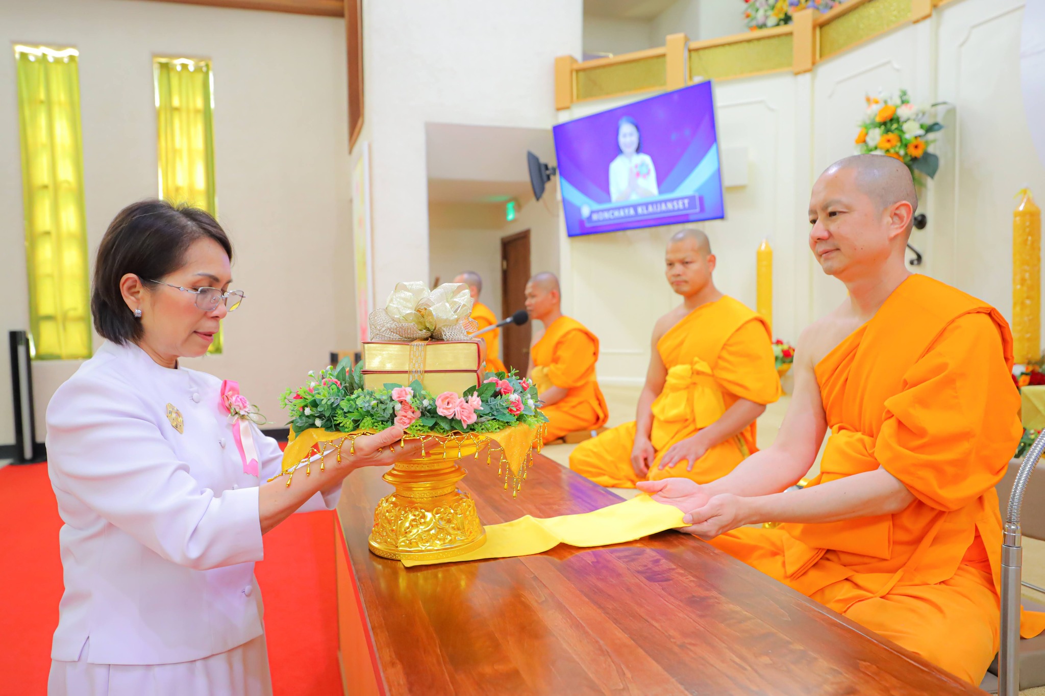 คณะประธานได้น้อมถวายไทยธรรมแด่ท่านประธานสงฆ์