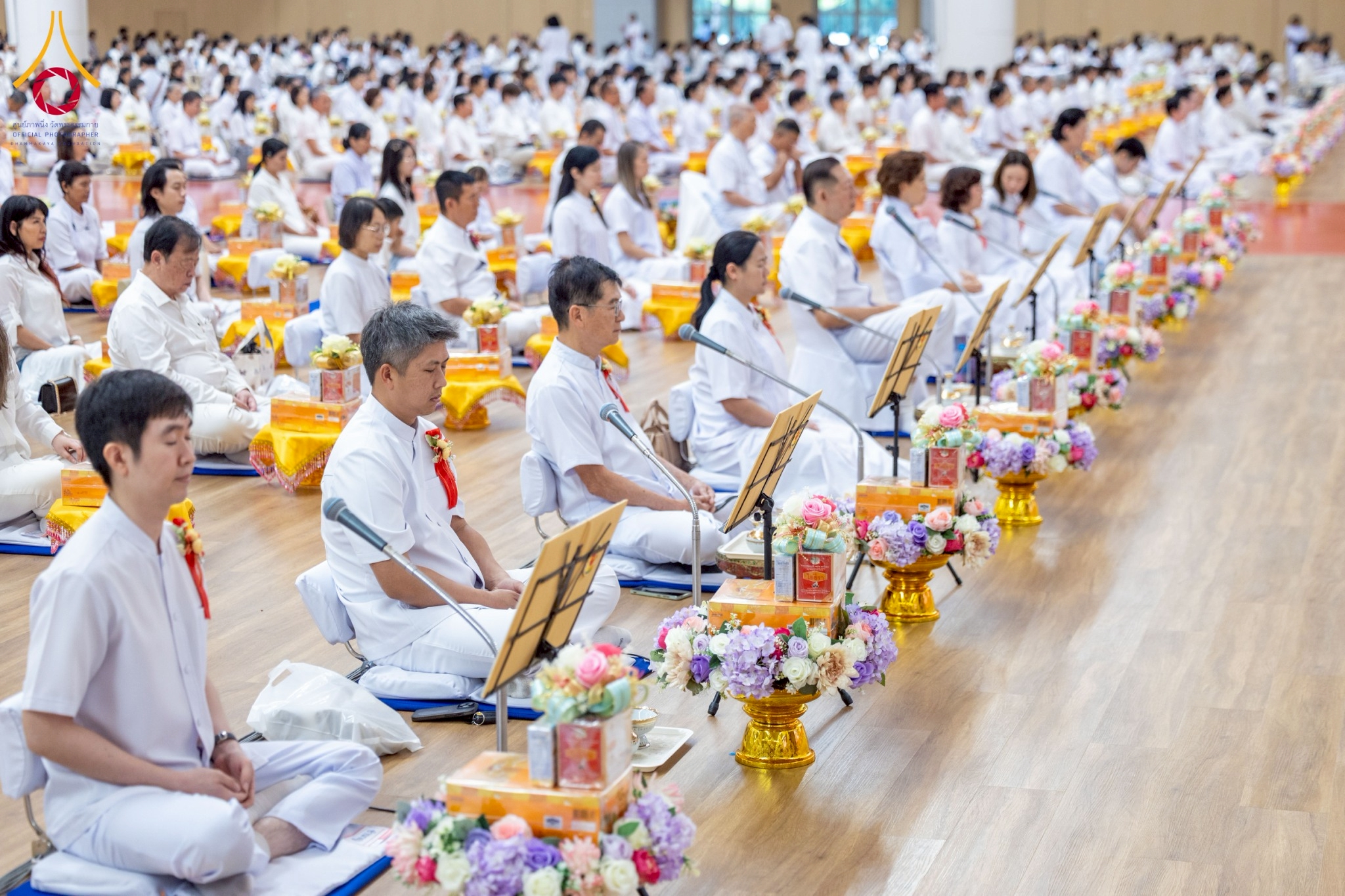 ร่วมกันนั่งสมาธิ เพื่อกลั่นกาย วาจา และใจ ให้ใสสะอาดบริสุทธิ์ ตามเสียงนำนั่งสมาธิของหลวงพ่อธัมมชโย
