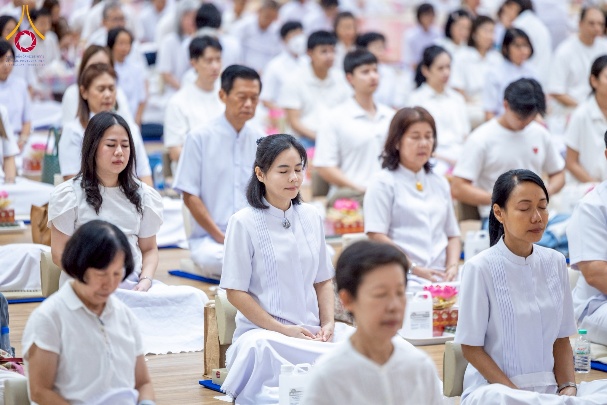 ร่วมกันนั่งสมาธิ เพื่อกลั่นกาย วาจา และใจ ให้ใสสะอาดบริสุทธิ์ ตามเสียงนำนั่งสมาธิของหลวงพ่อธัมมชโย
