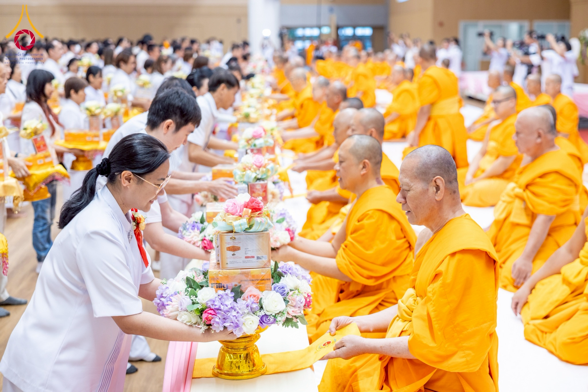 คณะเจ้าภาพและพุทธศาสนิกชนทุกท่านได้น้อมถวายยารักษาโรค แด่คณะสงฆ์