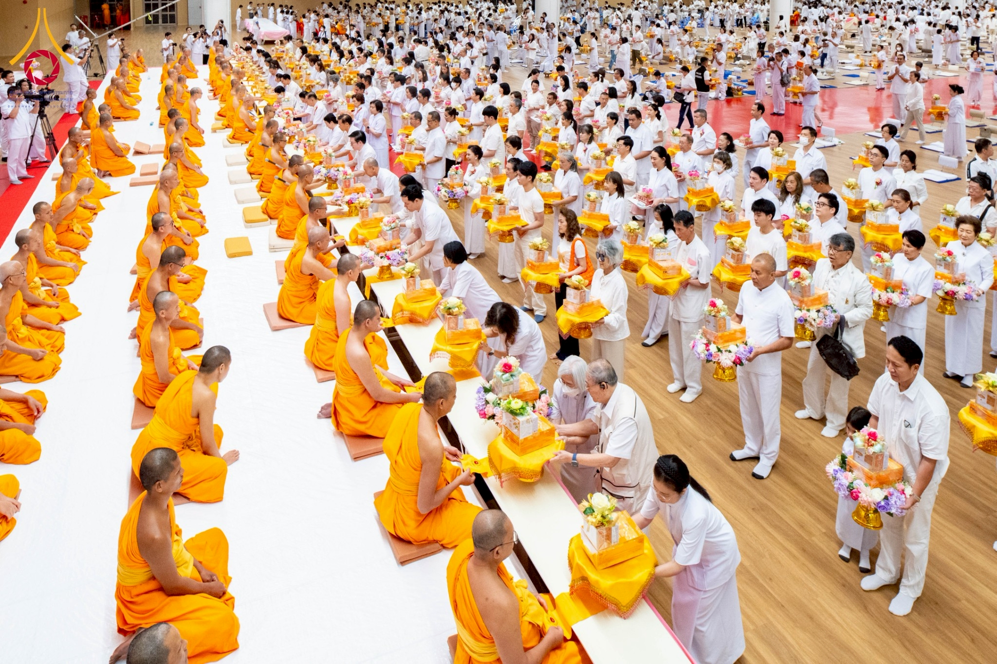 คณะเจ้าภาพและพุทธศาสนิกชนทุกท่านได้น้อมถวายยารักษาโรค แด่คณะสงฆ์