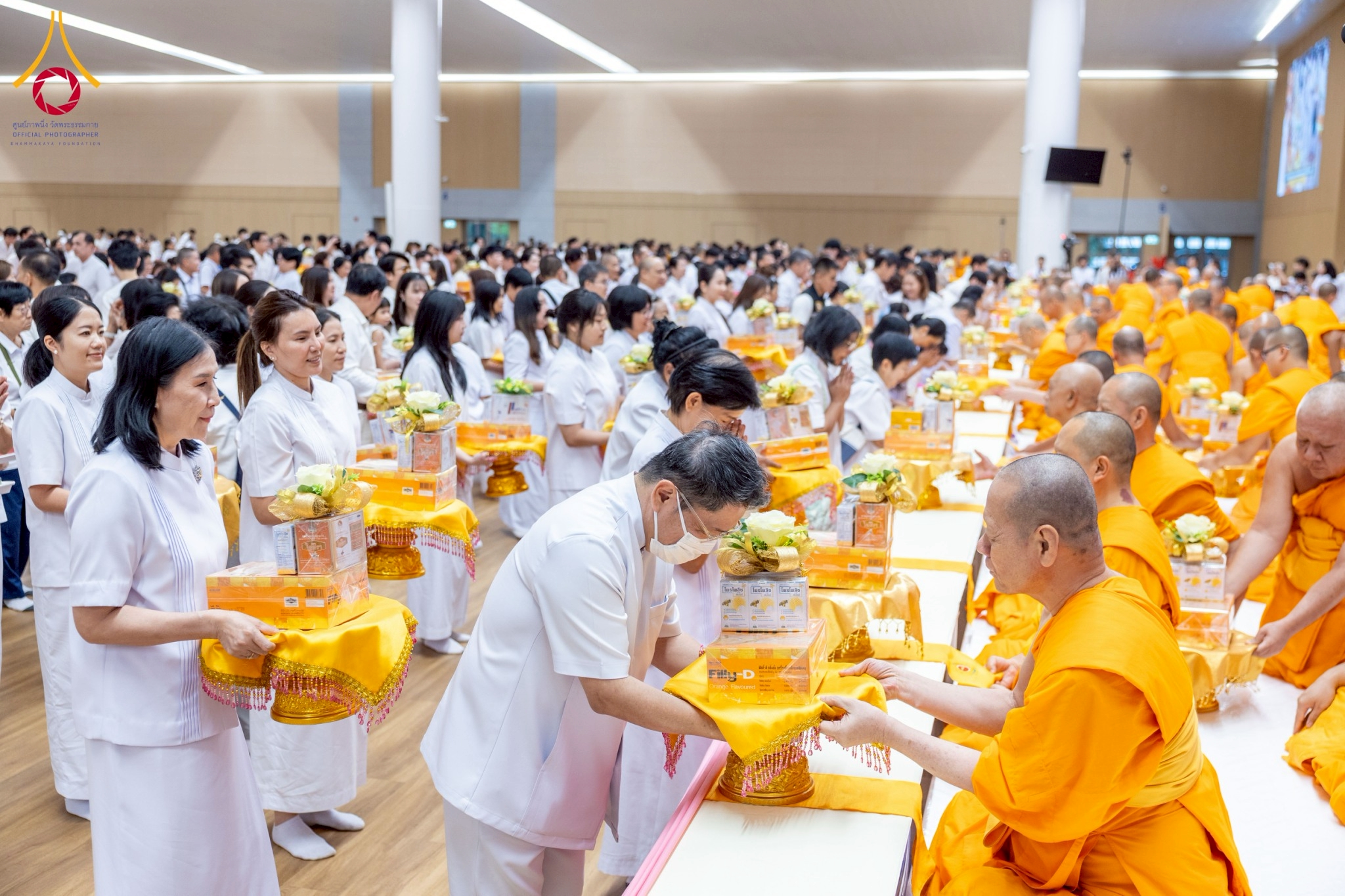 คณะเจ้าภาพและพุทธศาสนิกชนทุกท่านได้น้อมถวายยารักษาโรค แด่คณะสงฆ์