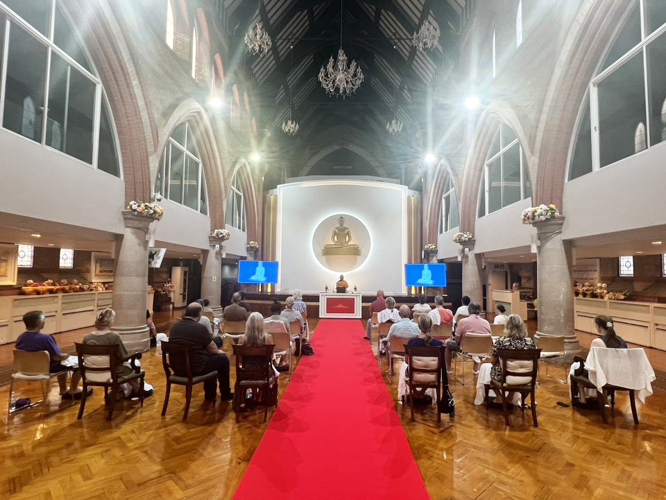 วัดพระธรรมกายลอนดอน จัดคลาสสมาธิแก่ชาวท้องถิ่น