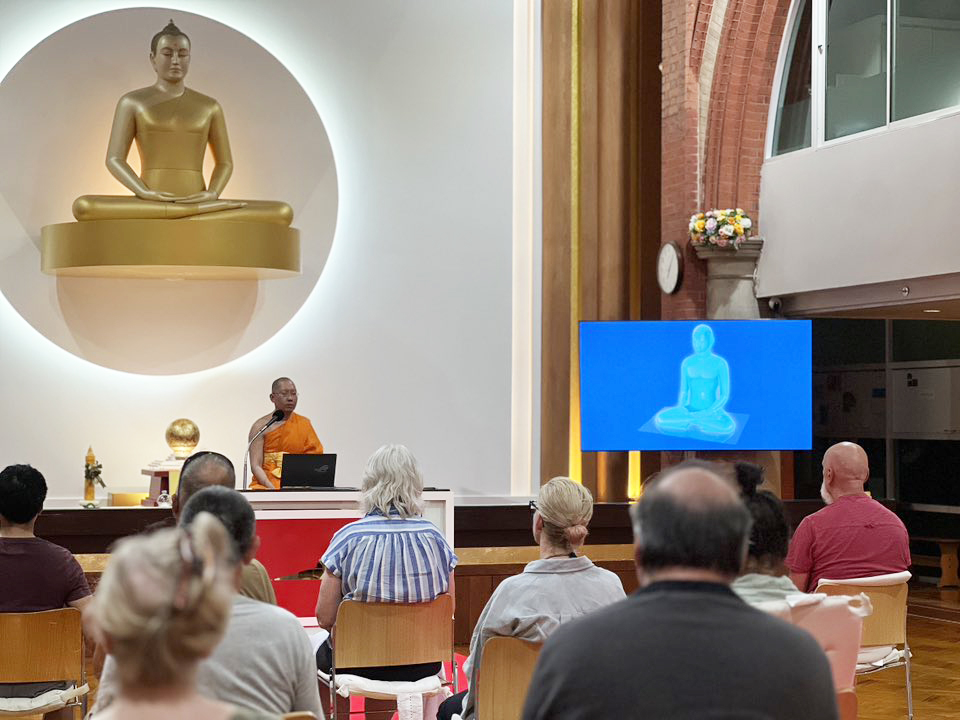 วัดพระธรรมกายลอนดอน จัดคลาสสมาธิแก่ชาวท้องถิ่น