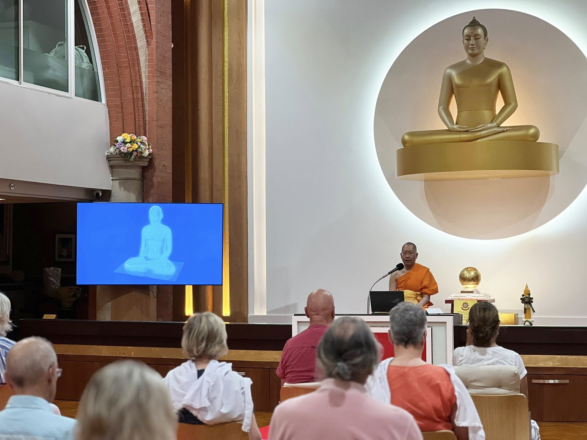 วัดพระธรรมกายลอนดอน จัดคลาสสมาธิแก่ชาวท้องถิ่น