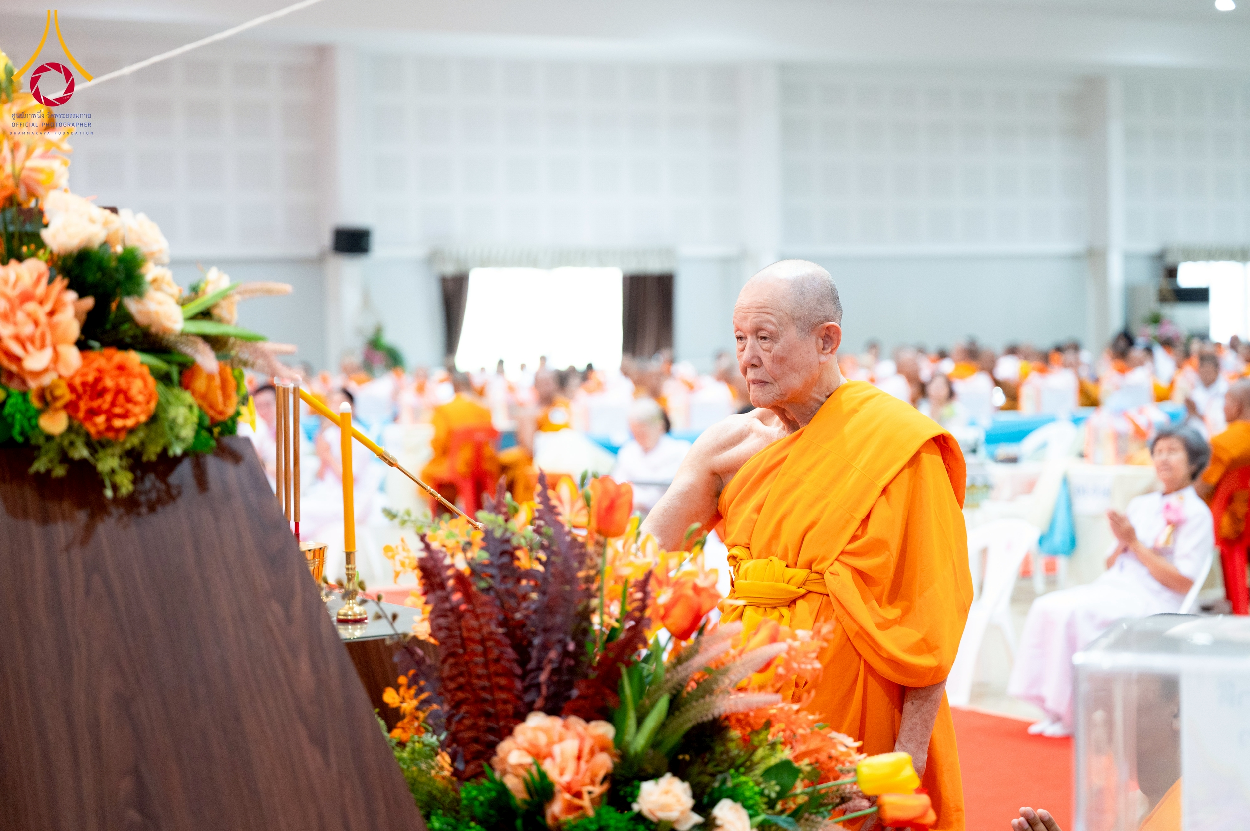 หลวงพ่อทัตตชีโว จุดธูปเทียนบูชาพระรัตนตรัย