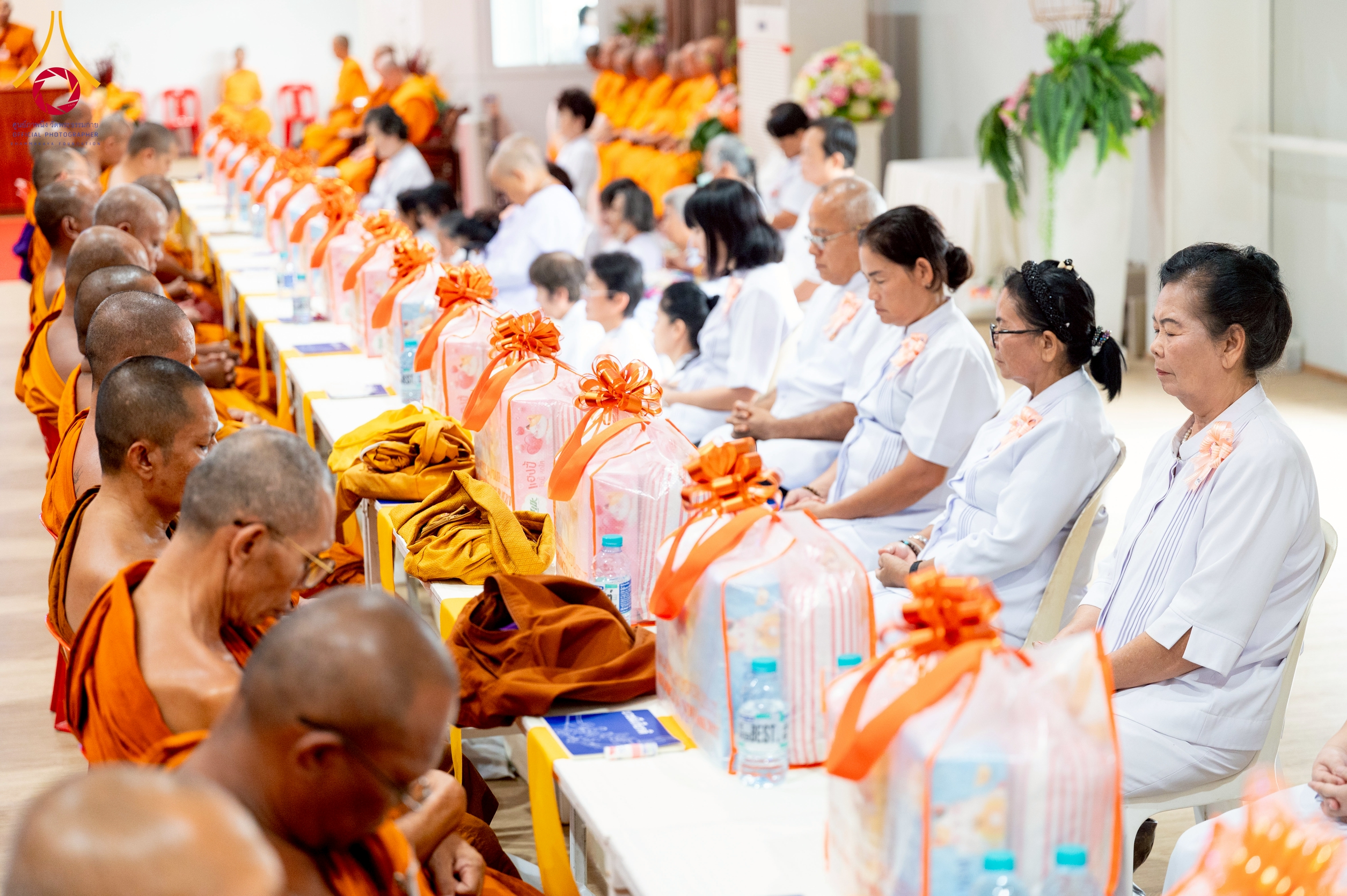 คณะเจ้าภาพ  และศรัทธาสาธุชน ได้รวมใจปฏิบัติธรรม กลั่นกายและใจให้สงบผ่องใส ในการเป็นภาชนะรองรับบุญใหญ่จากการสร้างมหาทานบารมี ถวายมหาสังฆทานแด่คณะสงฆ์หมู่ใหญ่