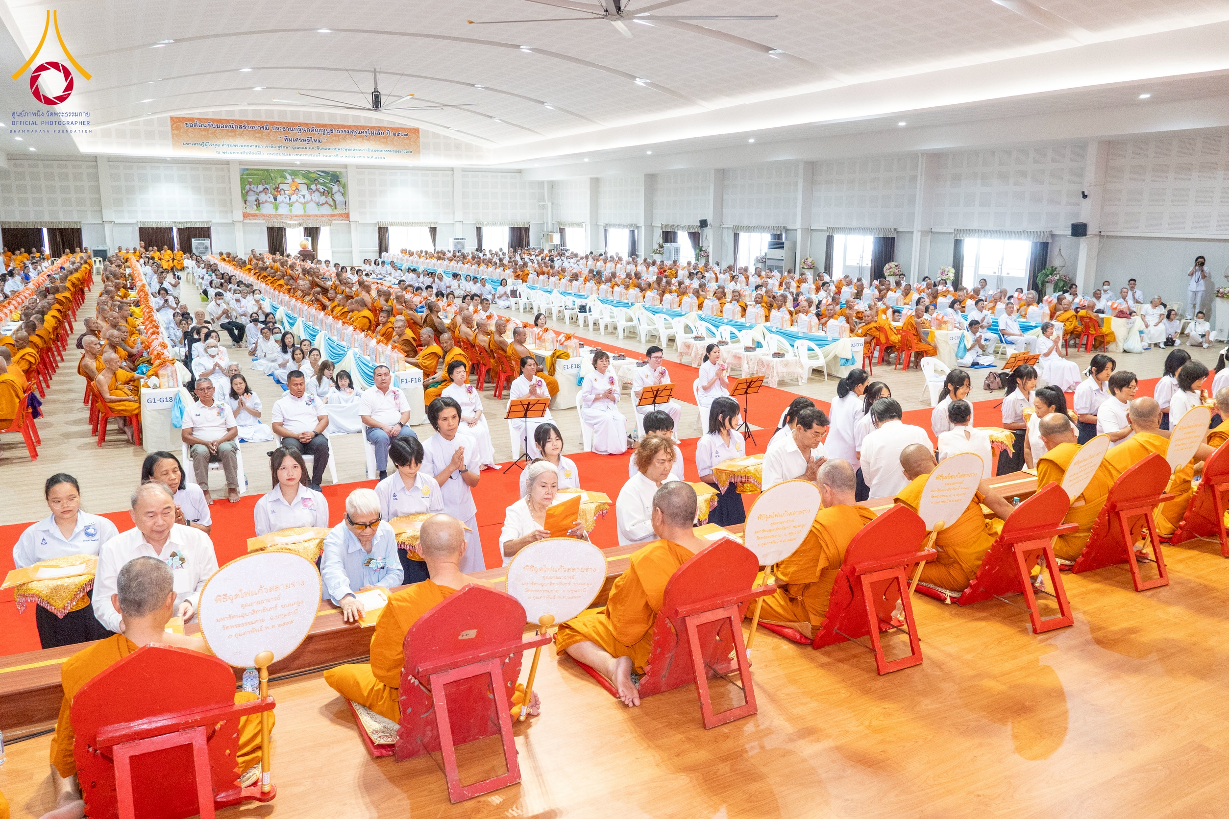 ท่านเจ้าภาพได้ทอดผ้าบังสุกุลแด่คณะสงฆ์