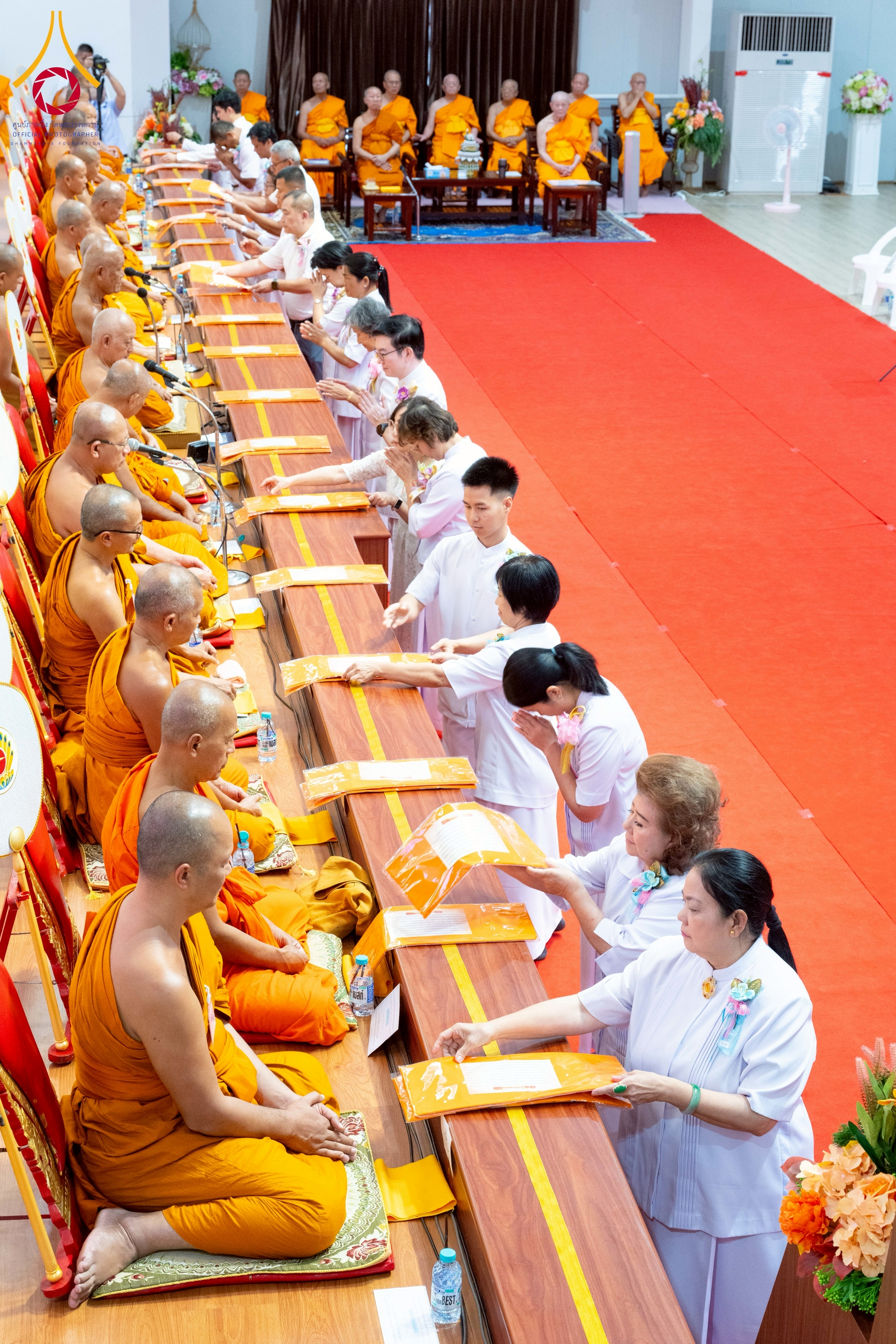 ท่านเจ้าภาพได้ทอดผ้าบังสุกุลแด่คณะสงฆ์