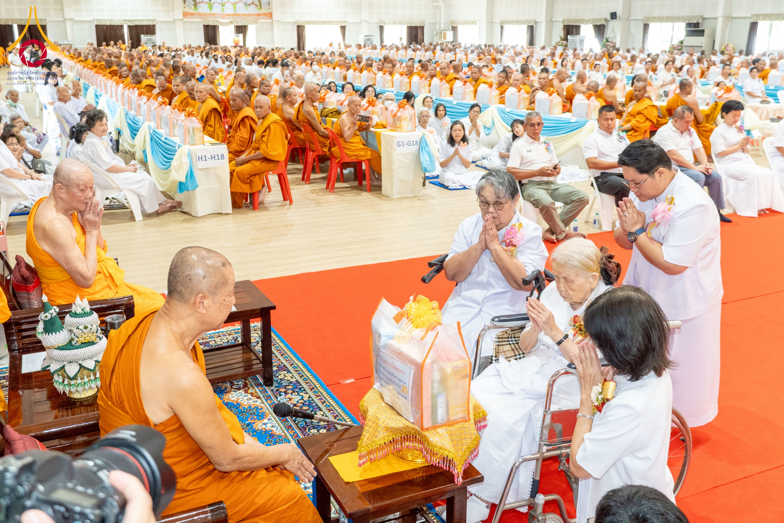 ท่านเจ้าภาพได้น้อมถวายไทยธรรมแด่พระเดชพระคุณพระเทพปริยัติโสภณ