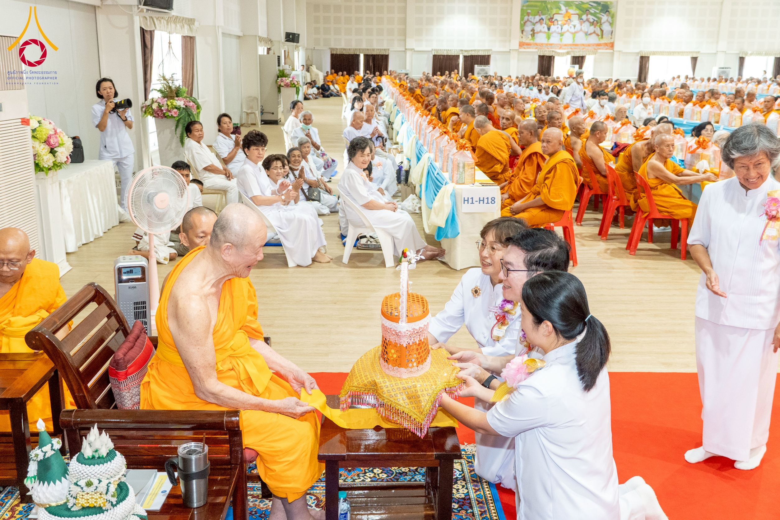 คณะเจ้าภาพน้อมถวายไทยธรรมแด่หลวงพ่อทัตตชีโว