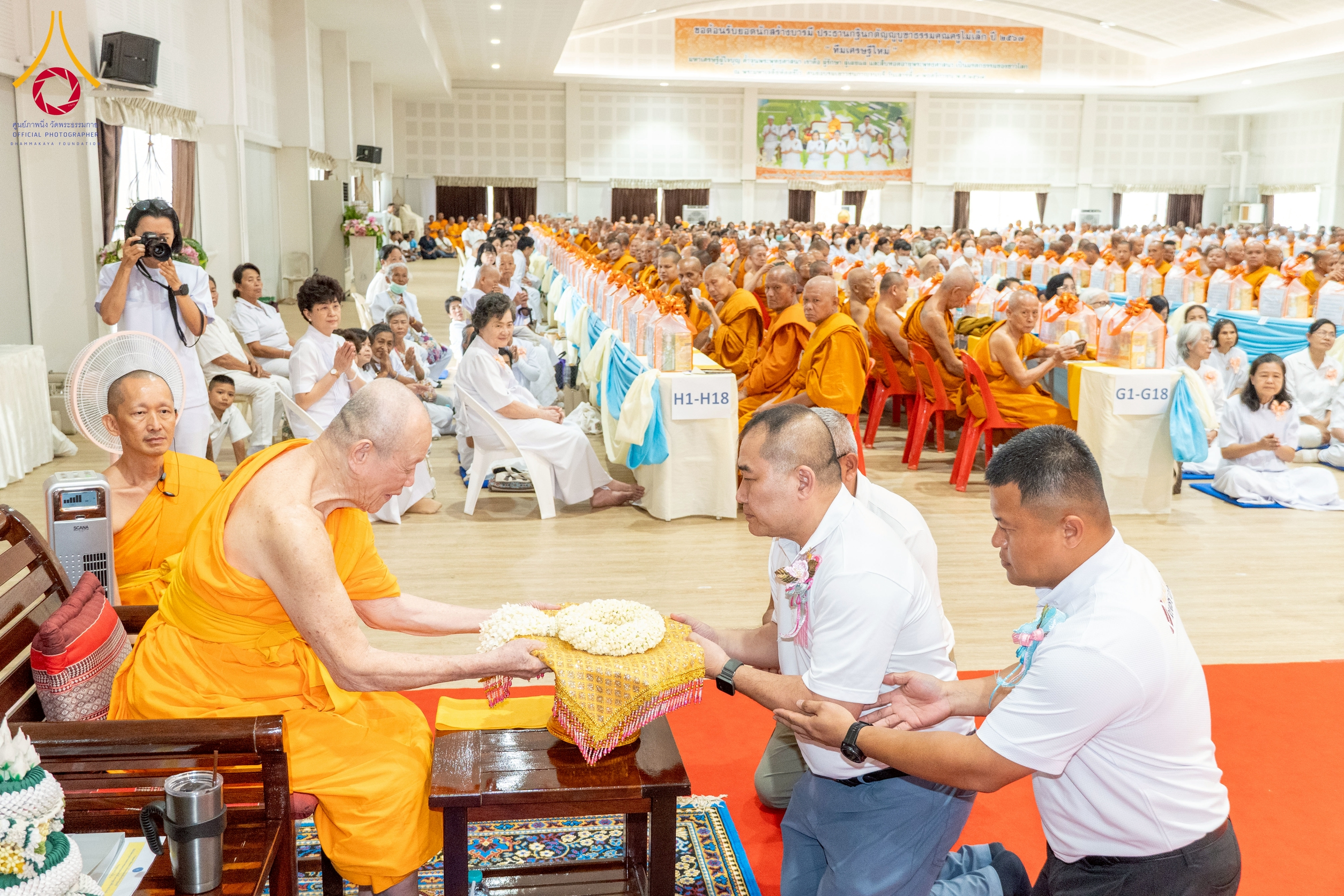 คณะเจ้าภาพได้น้อมนำพวงมาลัยดอกมะลิถวายแด่พระหลวงพ่อทัตตชีโว