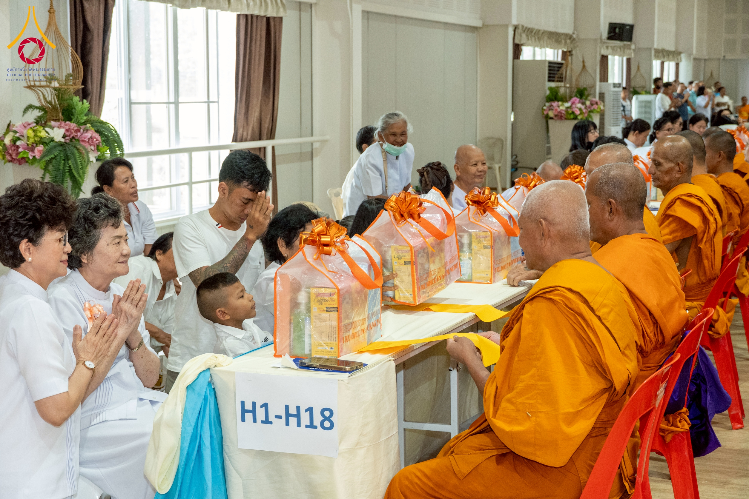 คณะเจ้าภาพได้น้อมถวายเครื่องไทยธรรมแด่คณะสงฆ์สวดพระพุทธมนต์