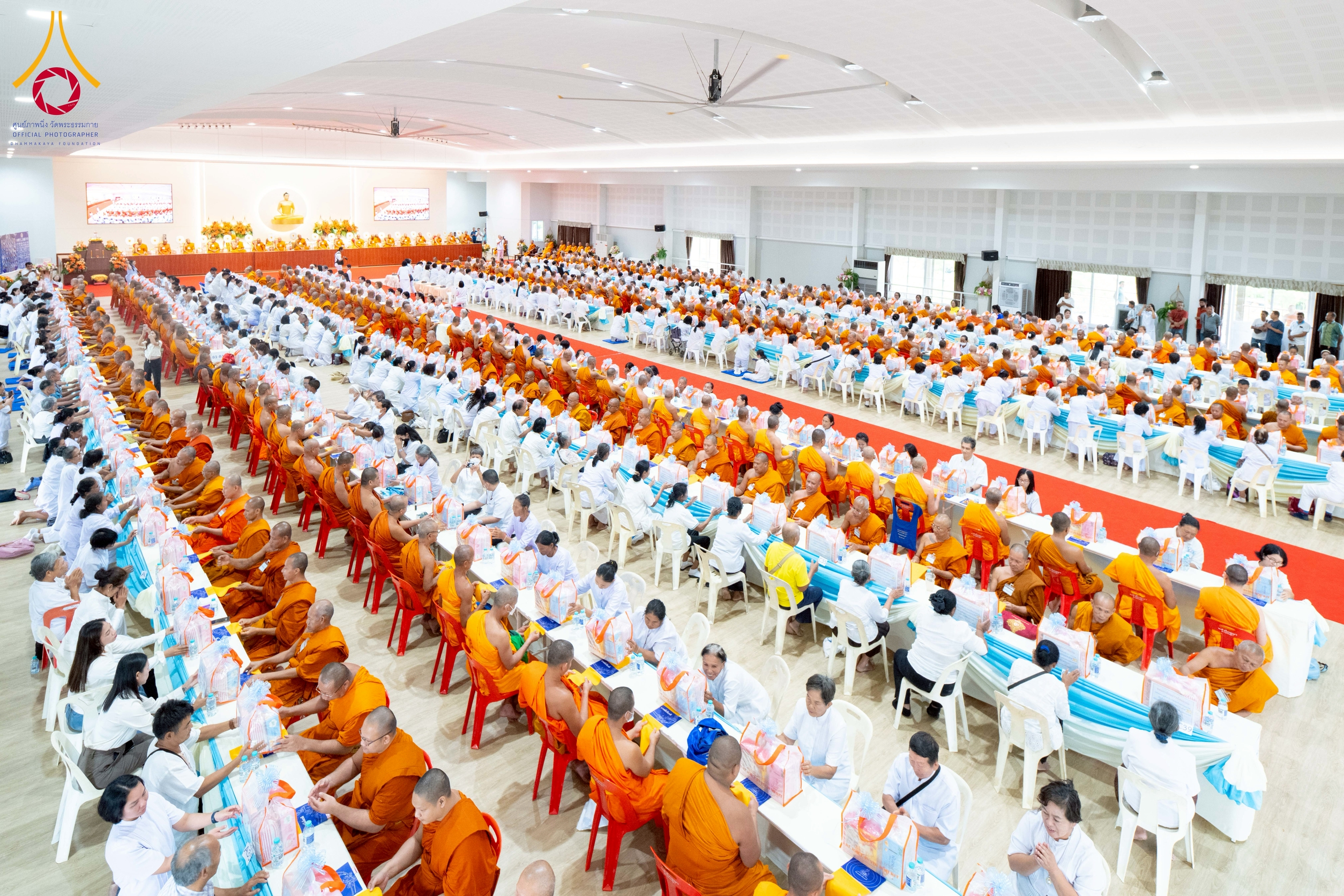 คณะเจ้าภาพได้น้อมถวายเครื่องไทยธรรมแด่คณะสงฆ์สวดพระพุทธมนต์