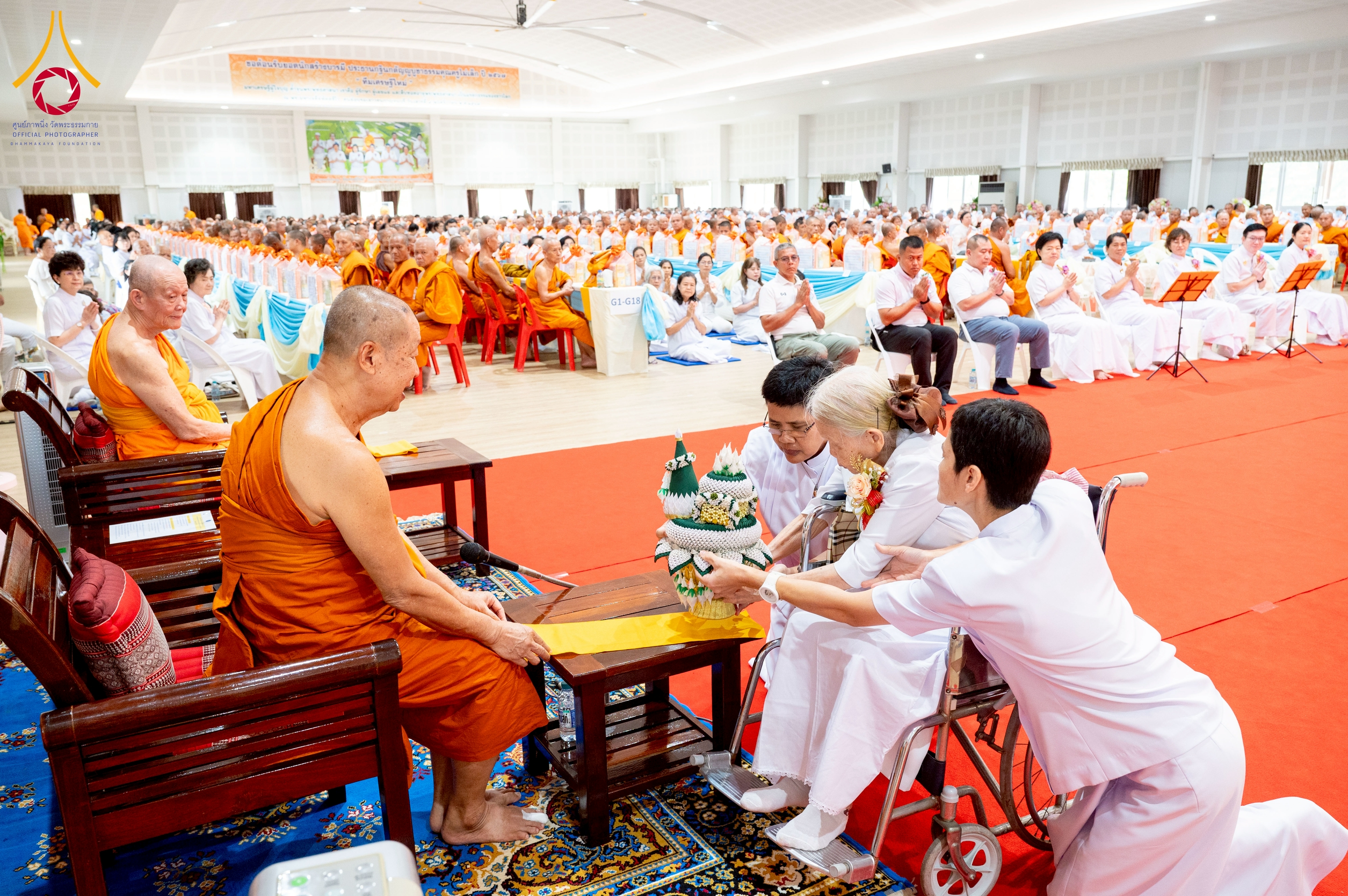 อจ.สุวณีย์ ศรีโสภา ประธานฝ่ายฆราวาส ได้น้อมถวายพานกระทงดอกไม้ธูปเทียนแพแด่พระเดชพระคุณพระเทพปริยัติโสภณ เจ้าคณะจังหวัดกาญจนบุรี เจ้าอาวาสวัดไชยชุมพลชนะสงคราม (พระอารามหลวง) เป็นประธานฝ่ายสงฆ์ 