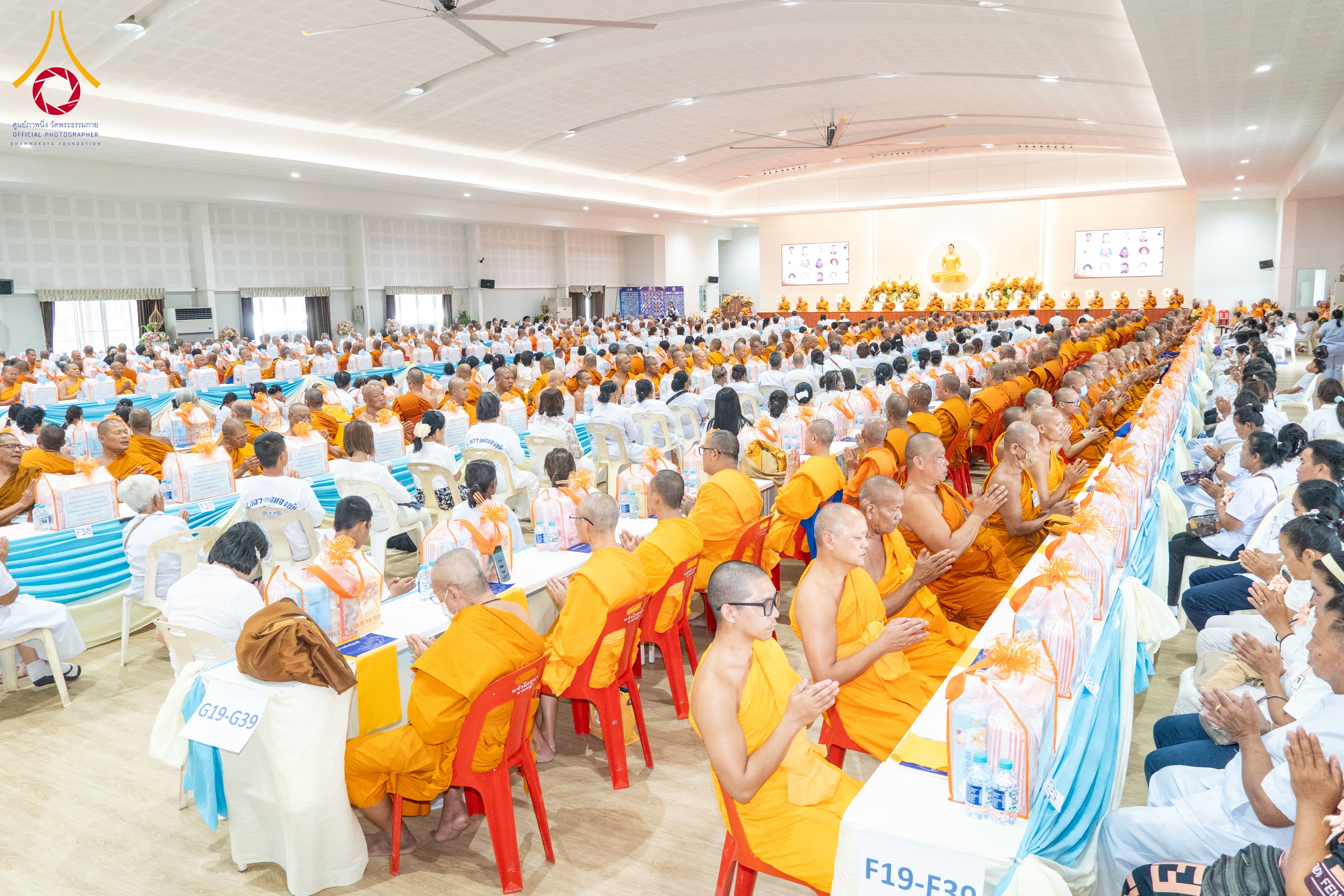 พิธีสวดพระพุทธมนต์ โดยได้รับความเมตตาจากพระเดชพระคุณพระราชวิสุทธาภรณ์ รองเจ้าคณะจังหวัดกาญจนบุรี เจ้าอาวาสวัดพระแท่นดงรังวรวิหาร