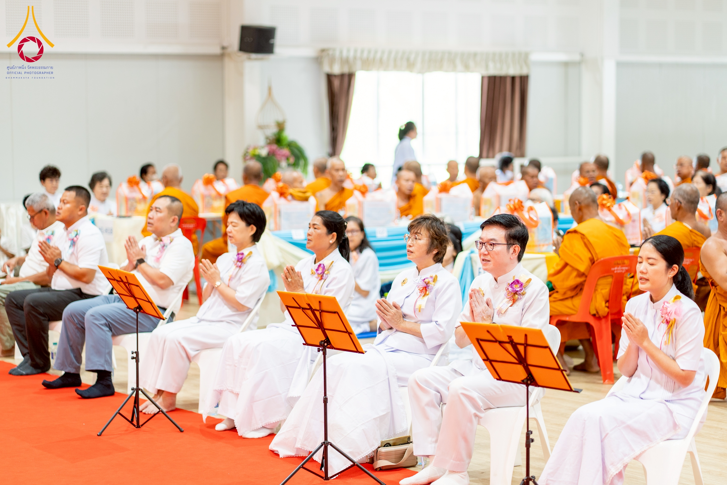คณะสงฆ์พร้อมด้วยพุทธศาสนิกชน ได้ร่วมกันสวดมนต์บทธัมมจักกัปปวัตตนสูตร 