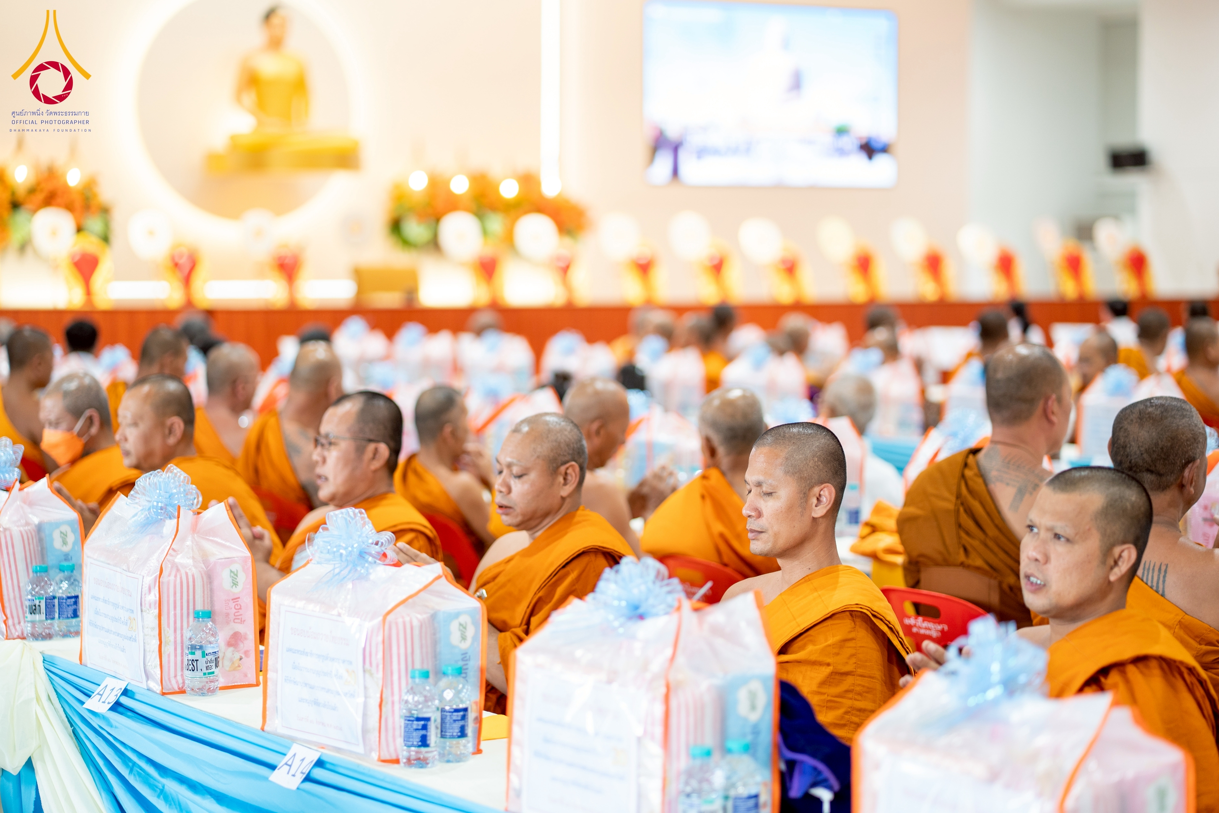 คณะสงฆ์พร้อมด้วยพุทธศาสนิกชน ได้ร่วมกันสวดมนต์บทธัมมจักกัปปวัตตนสูตร 