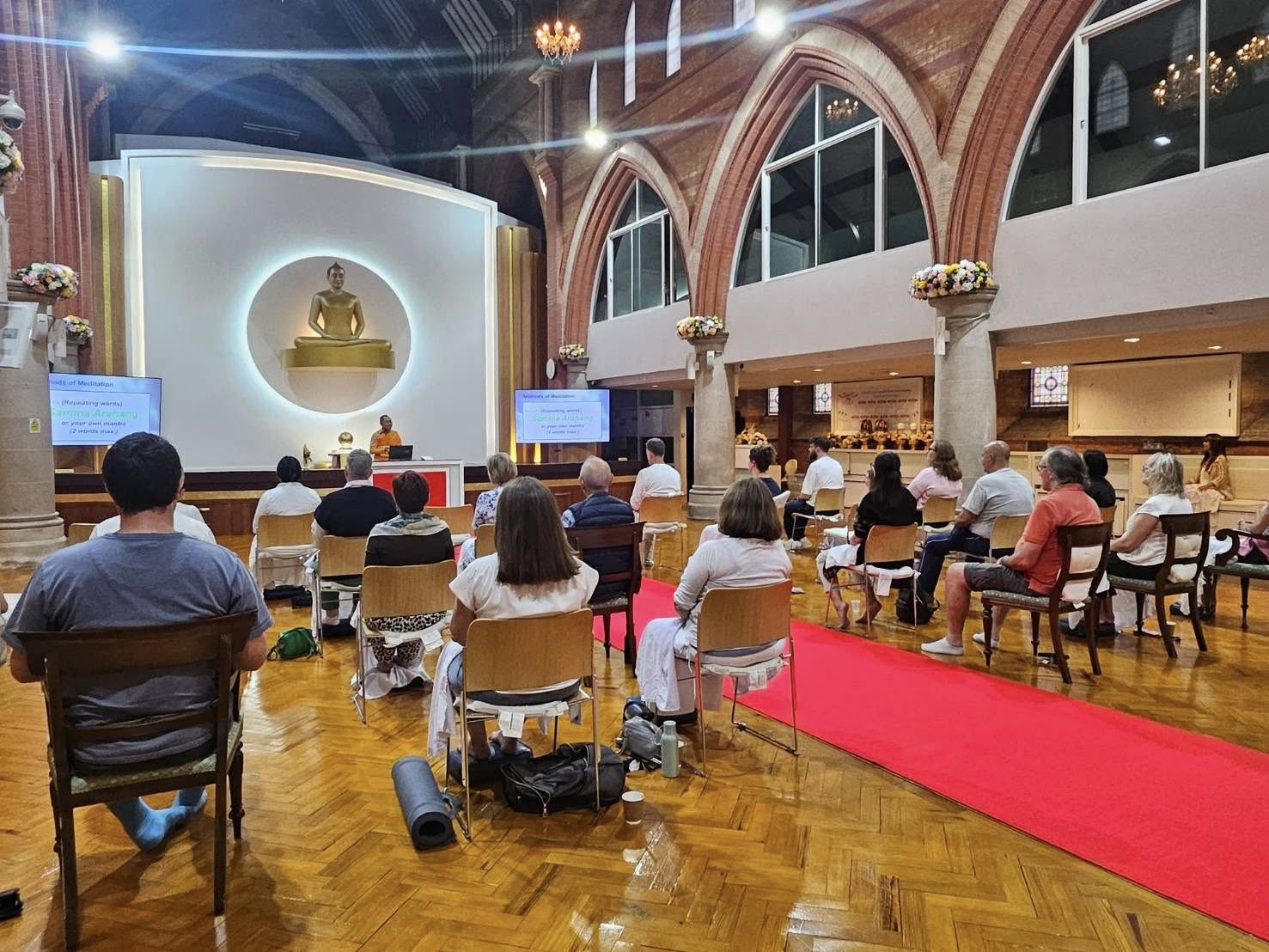 วัดพระธรรมกายลอนดอน จัดสอนสมาธิแก่ชาวท้องถิ่น