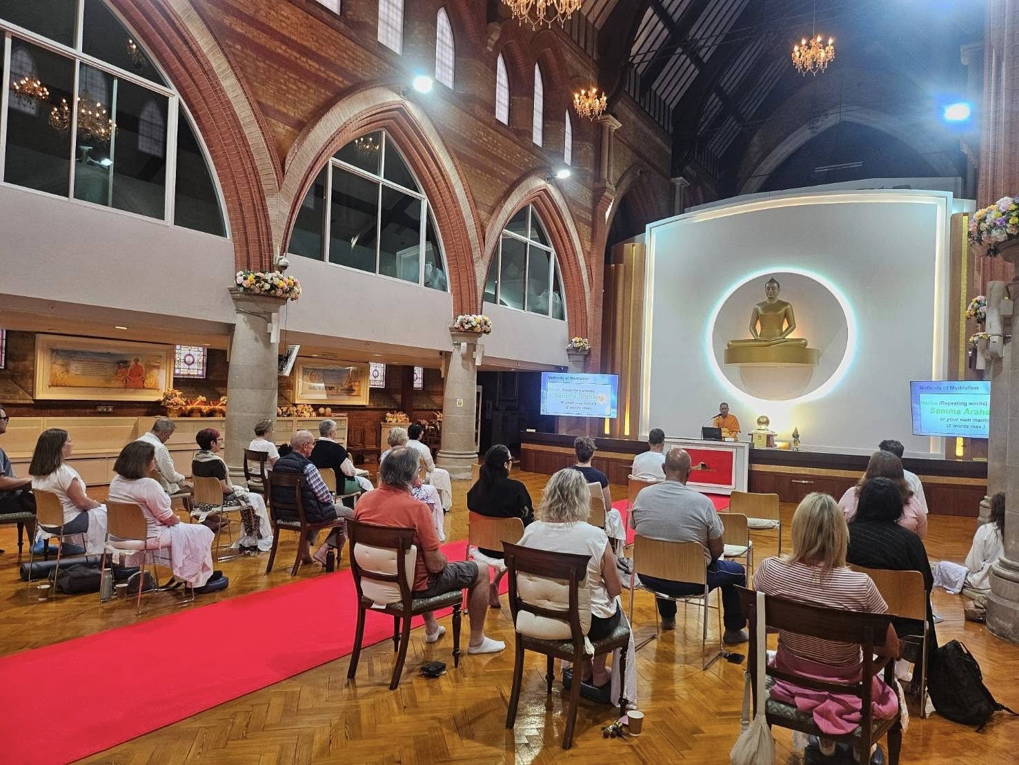 วัดพระธรรมกายลอนดอน จัดสอนสมาธิแก่ชาวท้องถิ่น