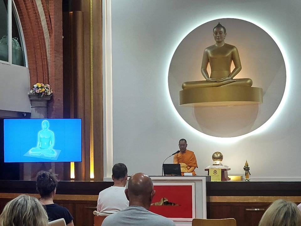 วัดพระธรรมกายลอนดอน จัดสอนสมาธิแก่ชาวท้องถิ่น