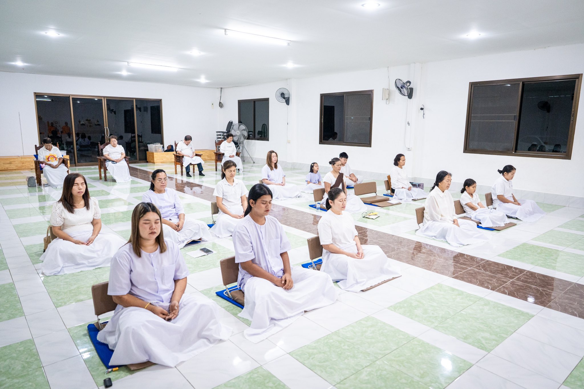 ศูนย์ปฏิบัติธรรมสุราษฎร์ธานี จัดสวดมนต์และปฏิบัติธรรมเนื่องในวันพระ