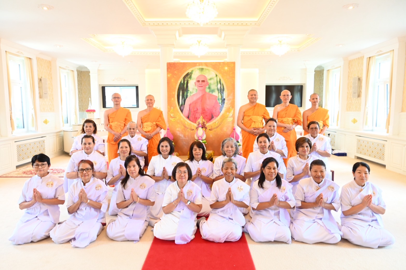 วัดพระธรรมกายสวิตเซอร์แลนด์ จัดบวชอุบาสิกาแก้ว บูชาธรรมหลวงพ่อธัมมชโย เนื่องในวันธรรมชัย