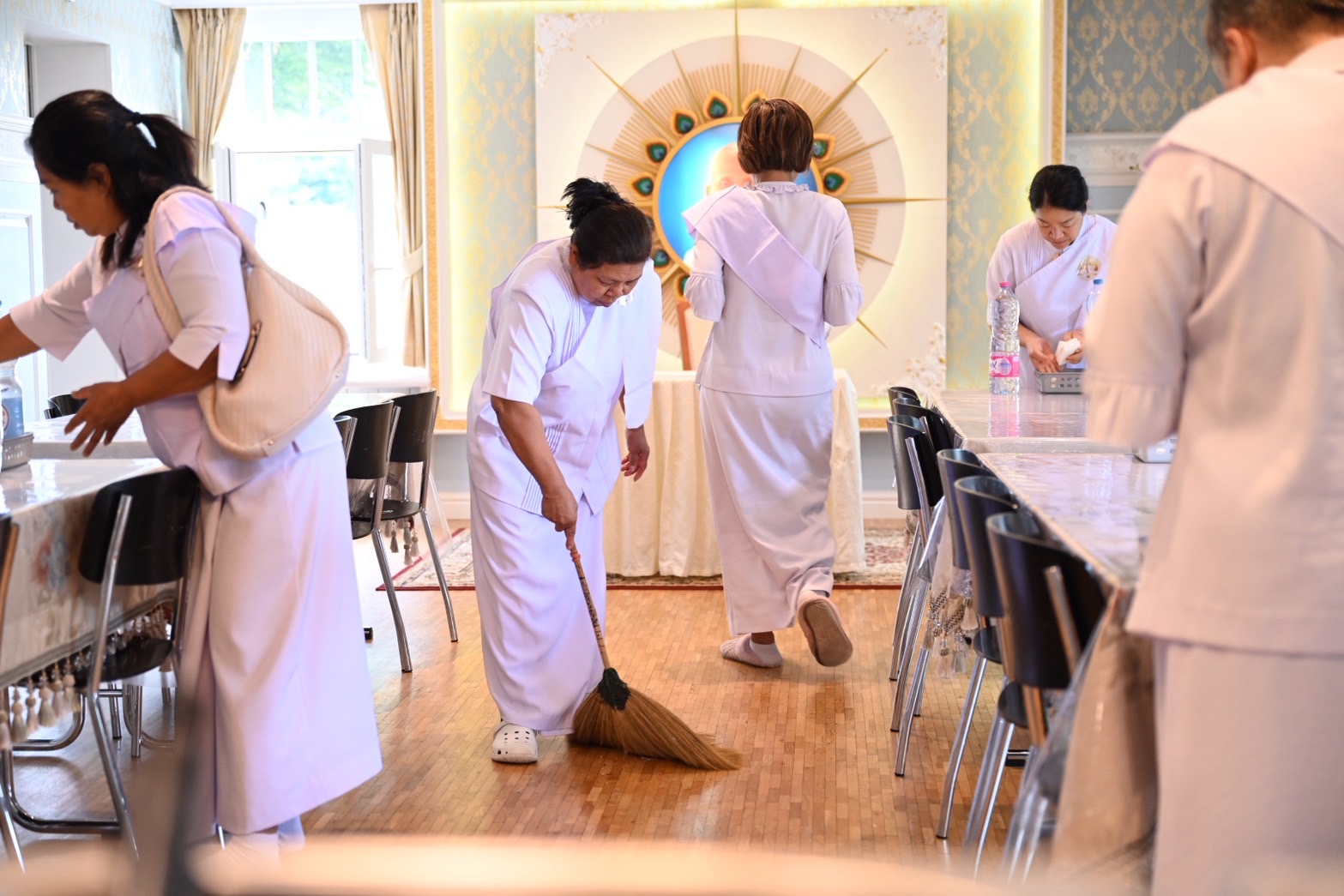 วัดพระธรรมกายสวิตเซอร์แลนด์ จัดบวชอุบาสิกาแก้ว บูชาธรรมหลวงพ่อธัมมชโย เนื่องในวันธรรมชัย