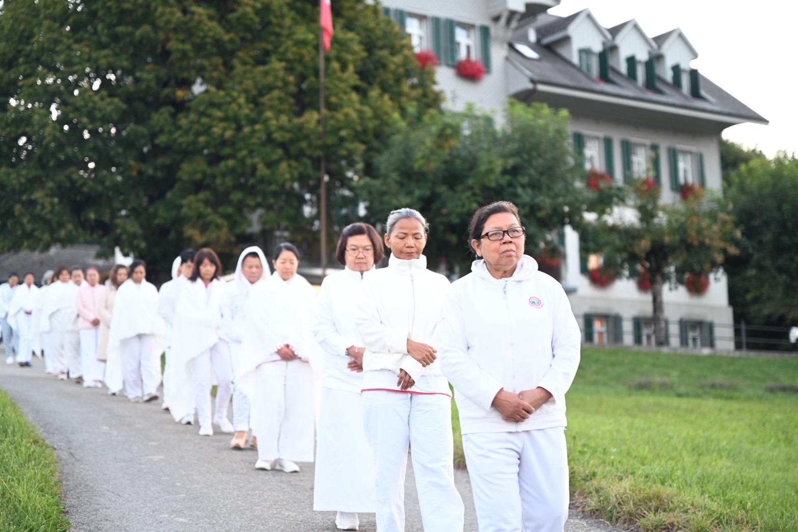 วัดพระธรรมกายสวิตเซอร์แลนด์ จัดบวชอุบาสิกาแก้ว บูชาธรรมหลวงพ่อธัมมชโย เนื่องในวันธรรมชัย