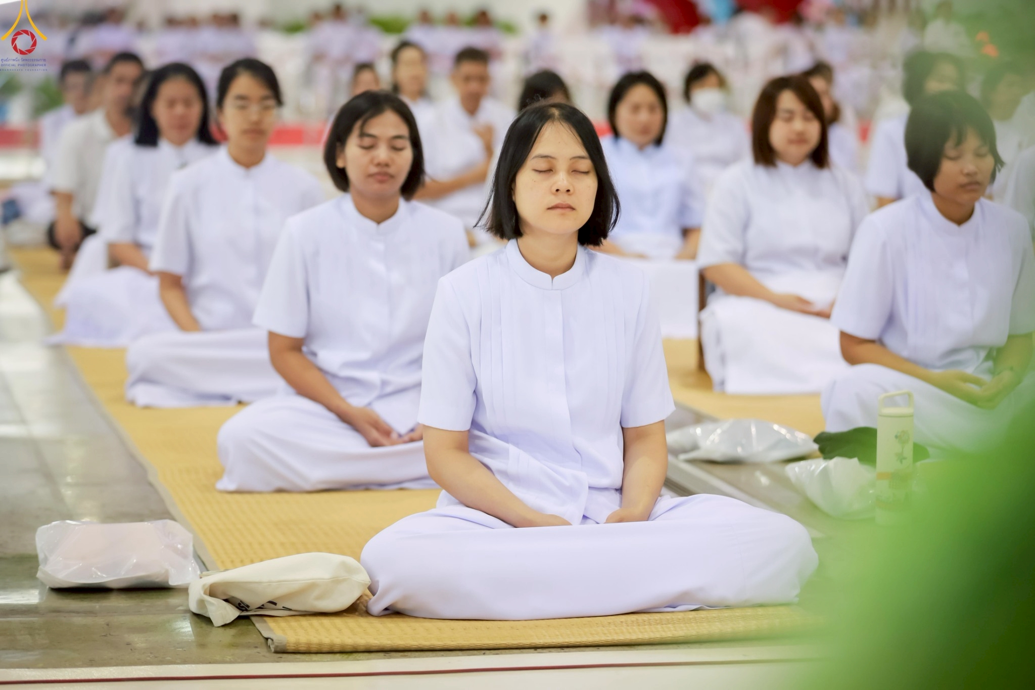 ผู้มีบุญทุกท่านปฏิบัติธรรม ตามเสียงนำนั่งสมาธิของหลวงพ่อธัมชโย เพื่อกลั่นกาย วาจา และใจให้บริสุทธิ์ผ่องใส น้อมใจตรึกระลึกนึกถึงความสำคัญของวันธรรมชัย