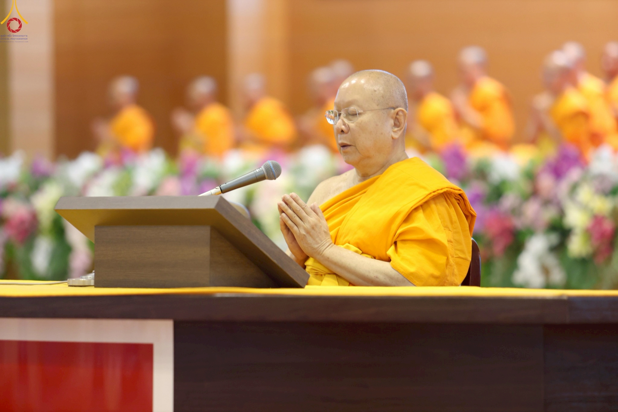 พระภาวนาธรรมวิเทศ ผู้ช่วยเจ้าอาวาสวัดพระธรรมกาย ได้นำผู้มีบุญทุกท่านปฏิบัติธรรม ตามเสียงนำนั่งสมาธิของหลวงพ่อธัมชโย