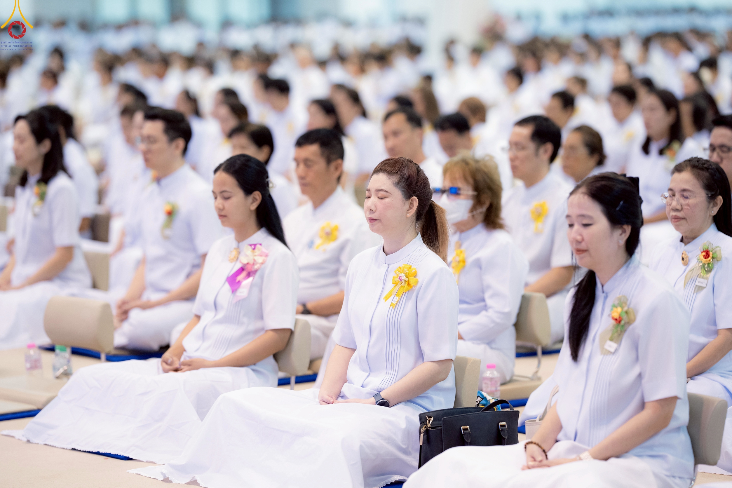 ทุกท่านได้ปฏิบัติธรรมประคองใจให้หยุดนิ่ง กลั่นกาย วาจา และใจให้ใสบริสุทธิ์ หยุดนิ่ง เพื่อเป็นภาชนะรองรับบุญใหญ่จากการทอดผ้าป่า ตามเสียงหลวงพ่อธัมมชโย