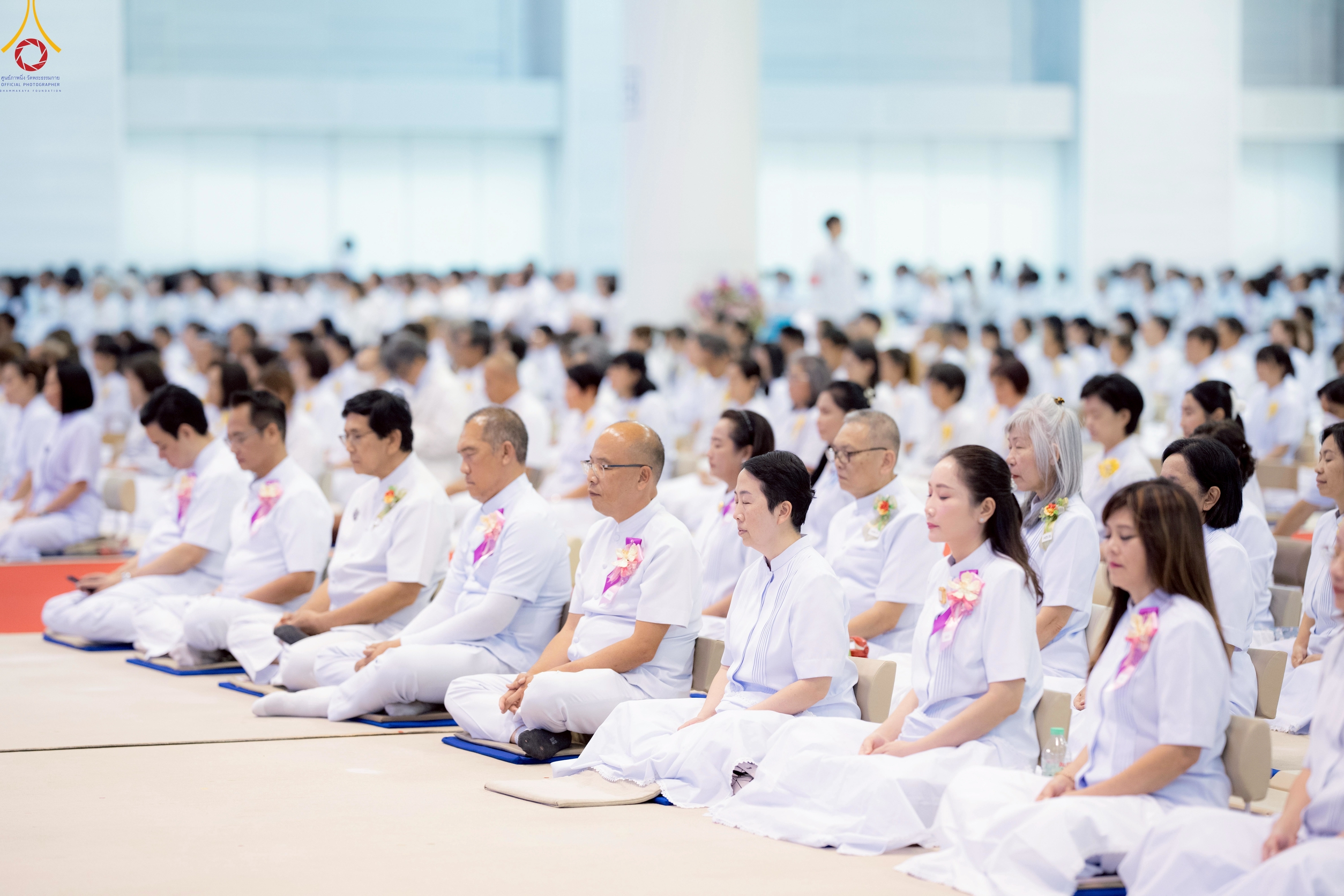 ทุกท่านได้ปฏิบัติธรรมประคองใจให้หยุดนิ่ง กลั่นกาย วาจา และใจให้ใสบริสุทธิ์ หยุดนิ่ง เพื่อเป็นภาชนะรองรับบุญใหญ่จากการทอดผ้าป่า ตามเสียงหลวงพ่อธัมมชโย