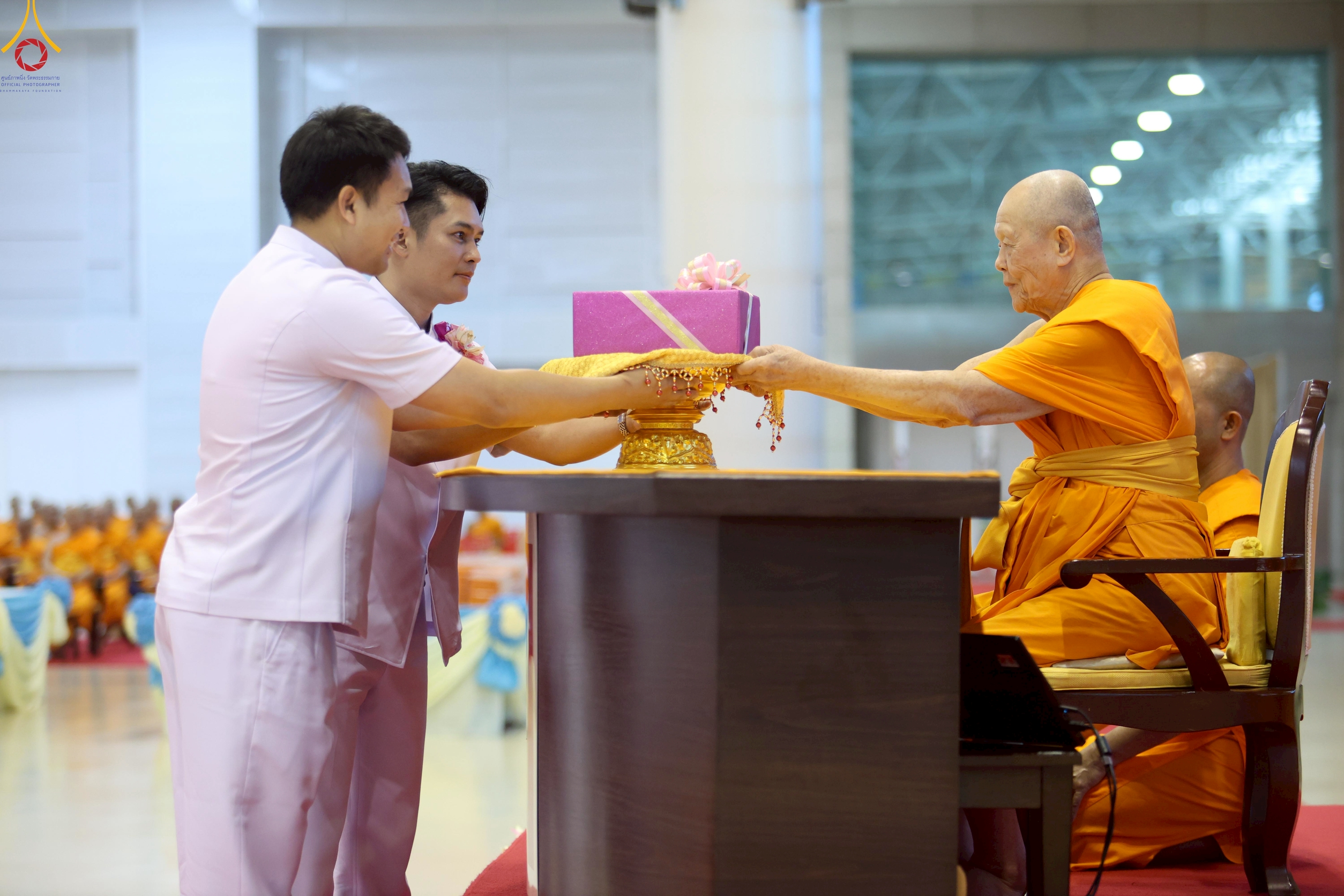 คณะประธานใหญ่ได้น้อมนำจตุปัจจัยไทยธรรมถวายแด่ท่านประธานสงฆ์ ด้วยใจที่เปี่ยมปีติในบุญ