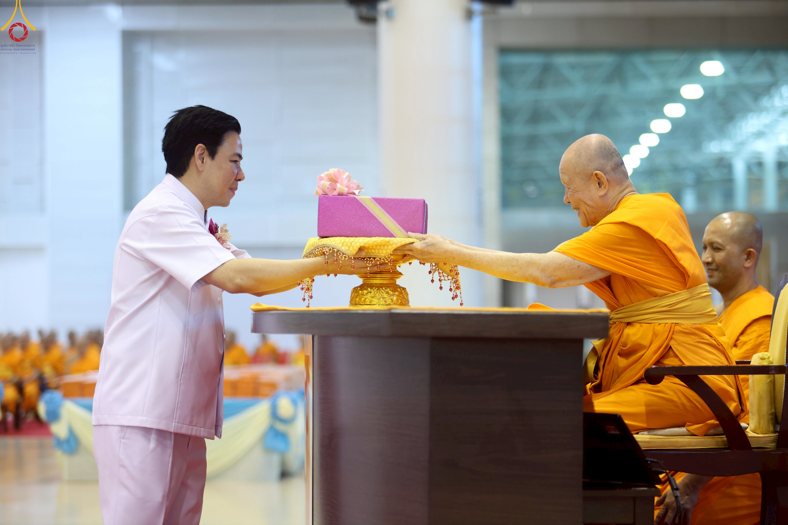 คณะประธานใหญ่ได้น้อมนำจตุปัจจัยไทยธรรมถวายแด่ท่านประธานสงฆ์ ด้วยใจที่เปี่ยมปีติในบุญ