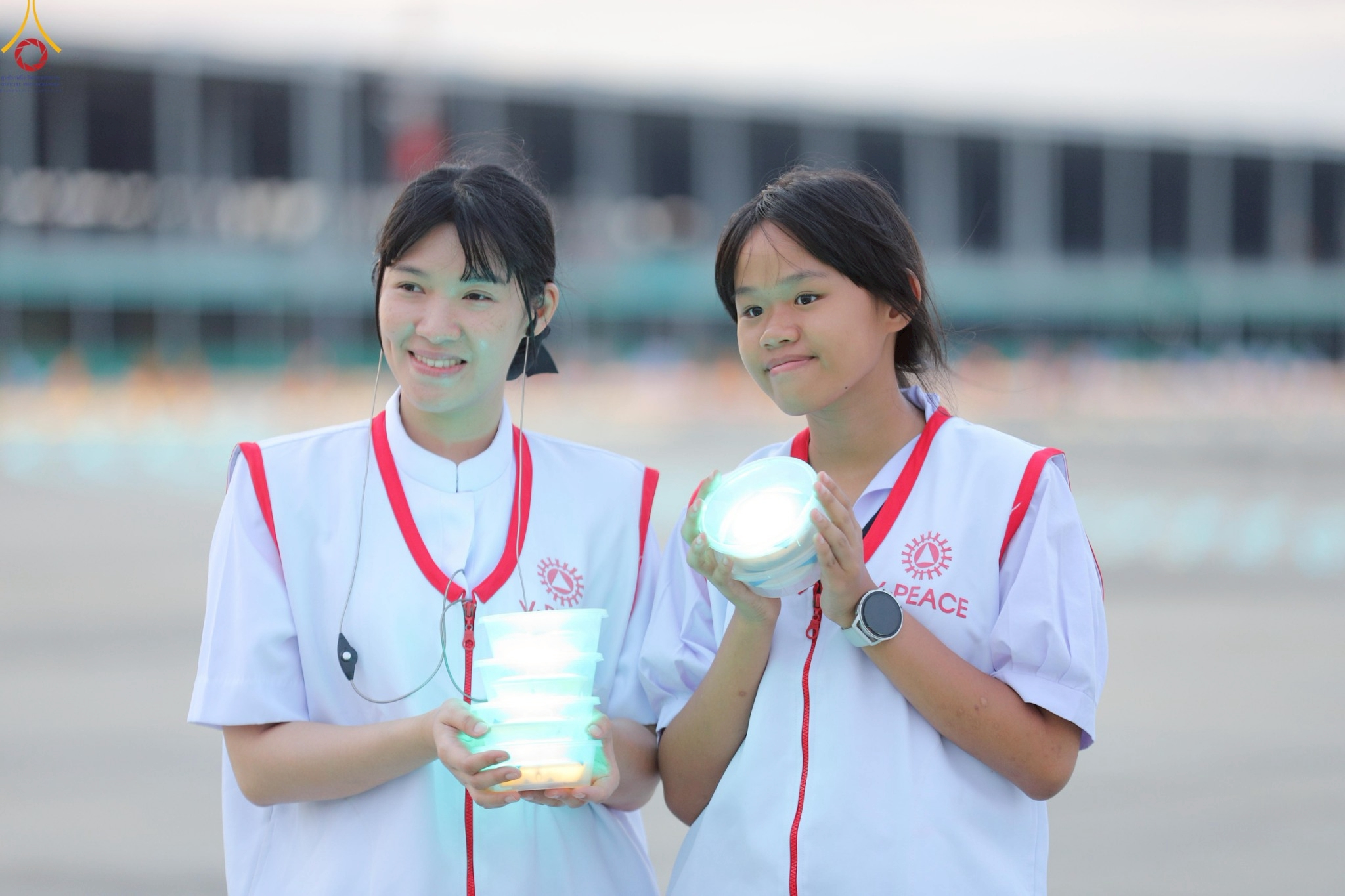 ภาคค่ำคณะสงฆ์ พร้อมด้วยพุทธศาสนิกชนทั่วโลก ได้พร้อมใจกันประกอบพิธีจุดประทีป เนื่องในวันธรรมชัย