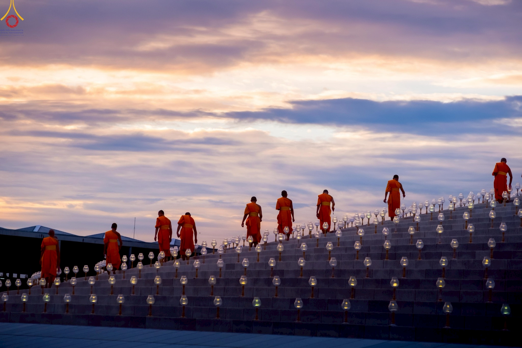 ภาคค่ำคณะสงฆ์ พร้อมด้วยพุทธศาสนิกชนทั่วโลก ได้พร้อมใจกันประกอบพิธีจุดประทีป เนื่องในวันธรรมชัย