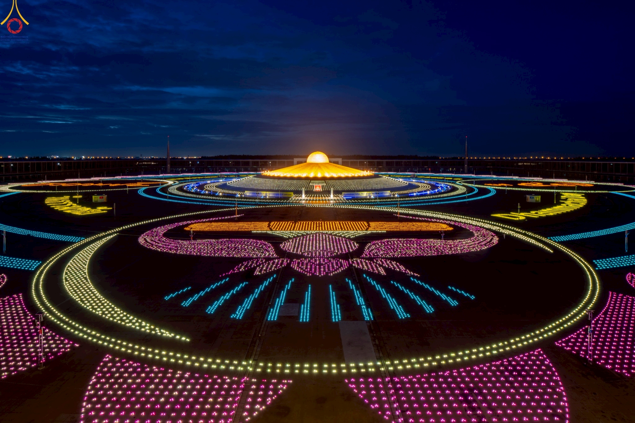 พื้นที่ลานธรรมก็ได้สว่างไสวด้วยดวงประทีป เพื่อบูชาพระรัตนตรัย