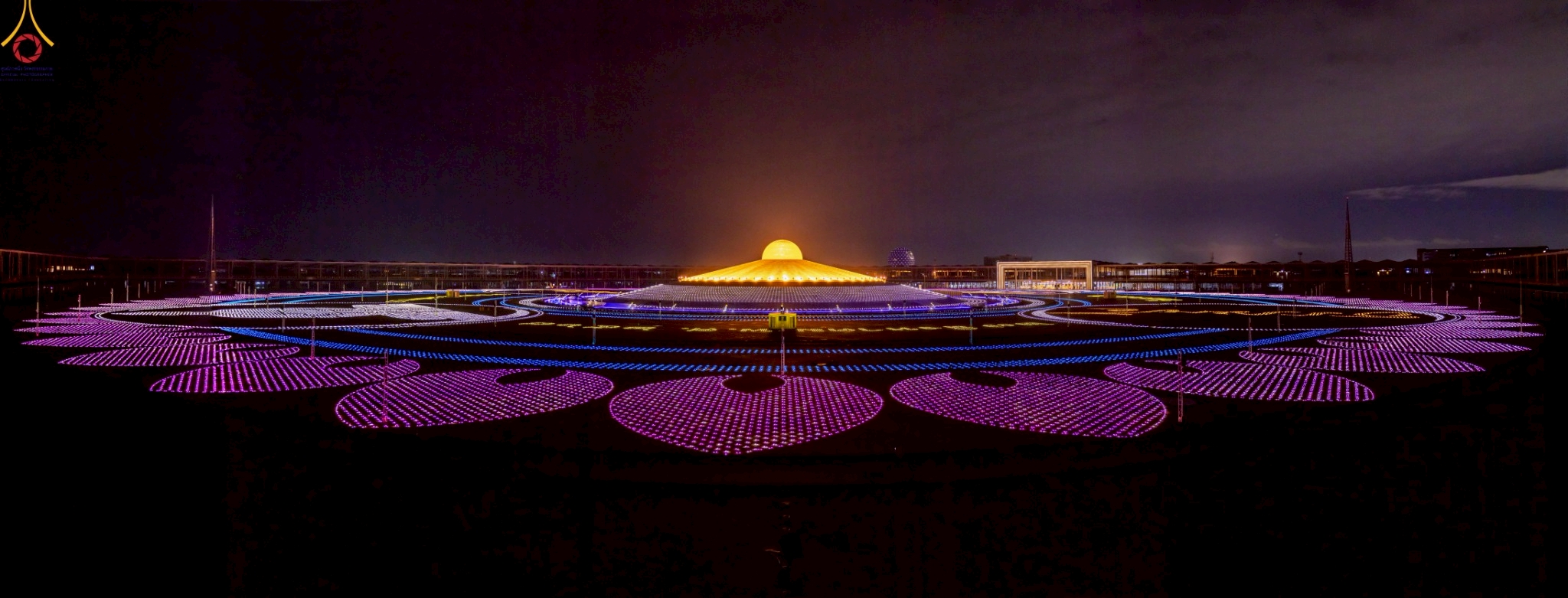 พื้นที่ลานธรรมก็ได้สว่างไสวด้วยดวงประทีป เพื่อบูชาพระรัตนตรัย